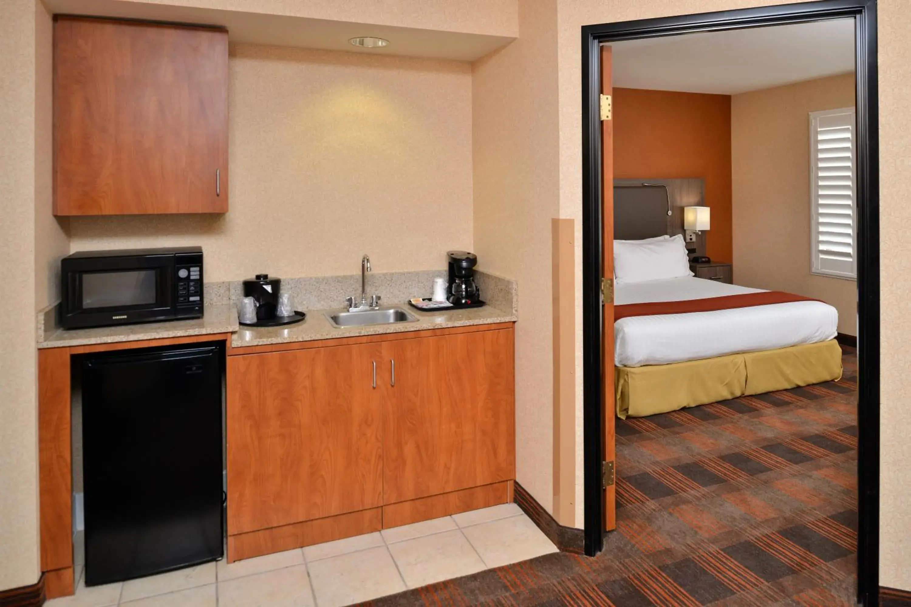 King Suite - Disability Access in HOLIDAY INN EXPRESS & SUITES ELK GROVE CENTRAL - HWY 99 by IHG King Suite - Disability Access in HOLIDAY INN EXPRESS & SUITES ELK GROVE CENTRAL - HWY 99 by IHG