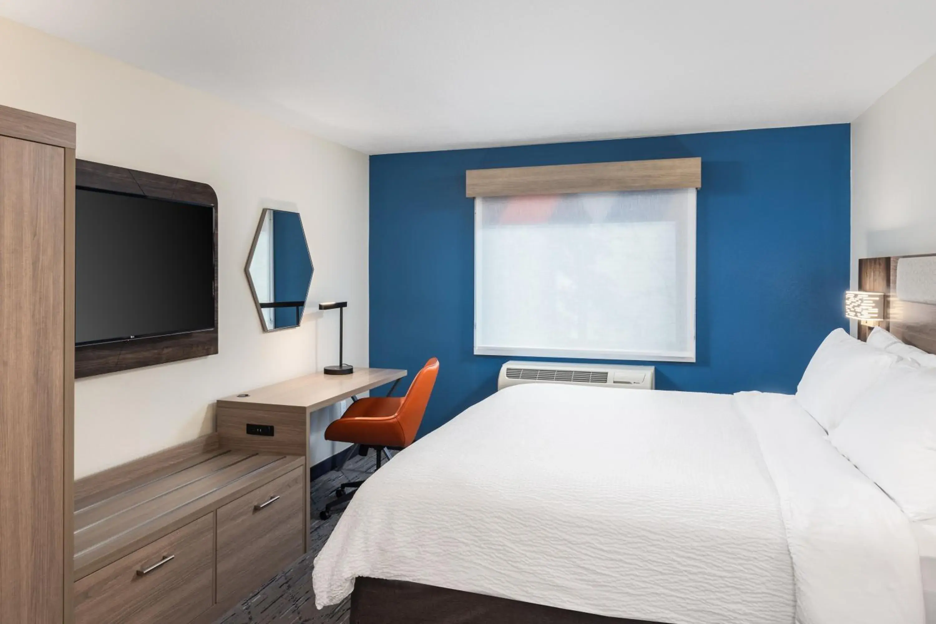 Standard King Room with Mobility Accessible Roll-In Shower in Holiday Inn Express Portland South - Lake Oswego by IHG Standard King Room with Mobility Accessible Roll-In Shower in Holiday Inn Express Portland South - Lake Oswego by IHG