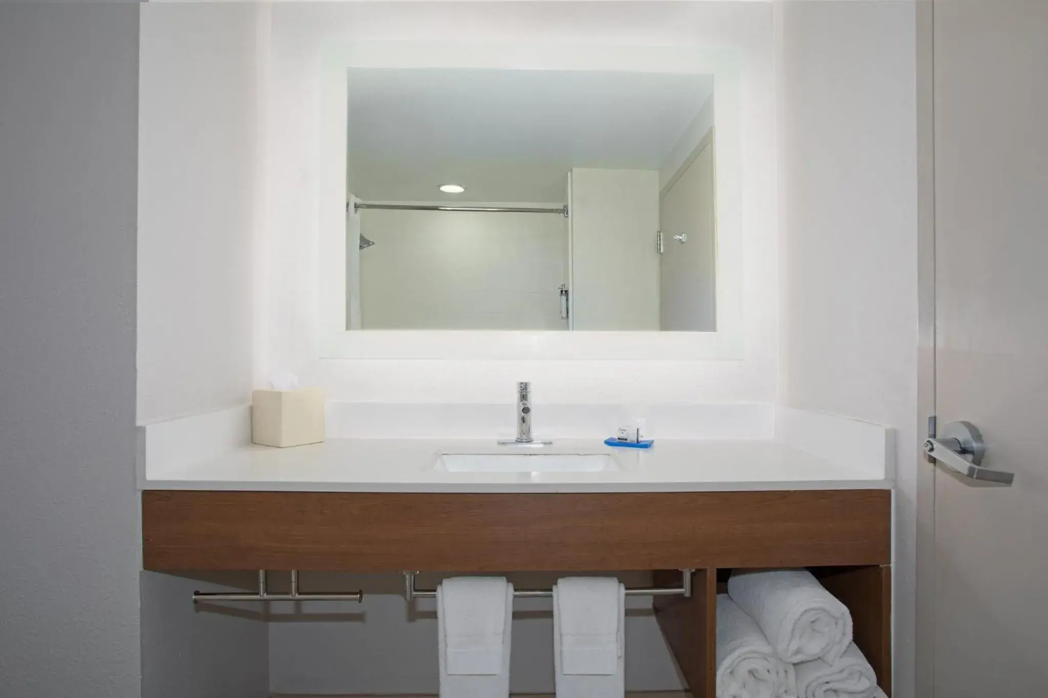 Standard King Room in Holiday Inn Express & Suites Tucson by IHG Standard King Room in Holiday Inn Express & Suites Tucson by IHG