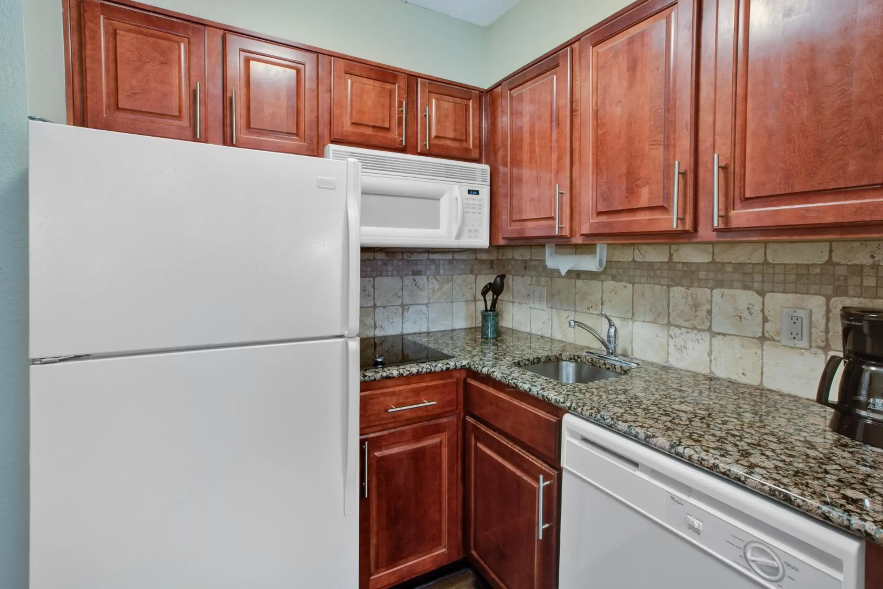 One-Bedroom Queen Suite with Mobility Accessible Tub in Staybridge Suites Louisville - East, an IHG Hotel One-Bedroom Queen Suite with Mobility Accessible Tub in Staybridge Suites Louisville - East, an IHG Hotel