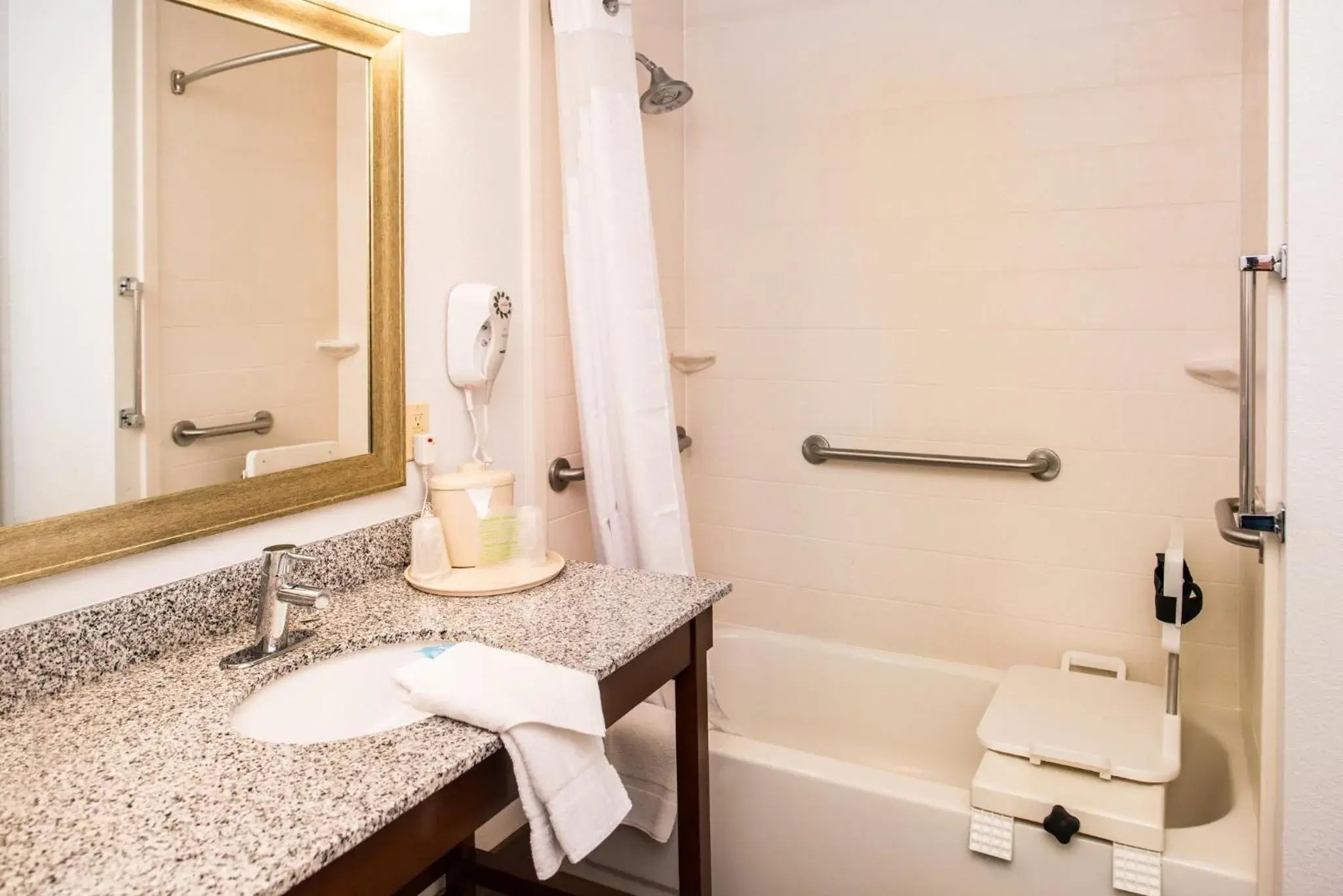 Standard King Room with Mobility Accessible Tub in Holiday Inn Express & Suites Alamogordo Highway 54/70 by IHG Standard King Room with Mobility Accessible Tub in Holiday Inn Express & Suites Alamogordo Highway 54/70 by IHG