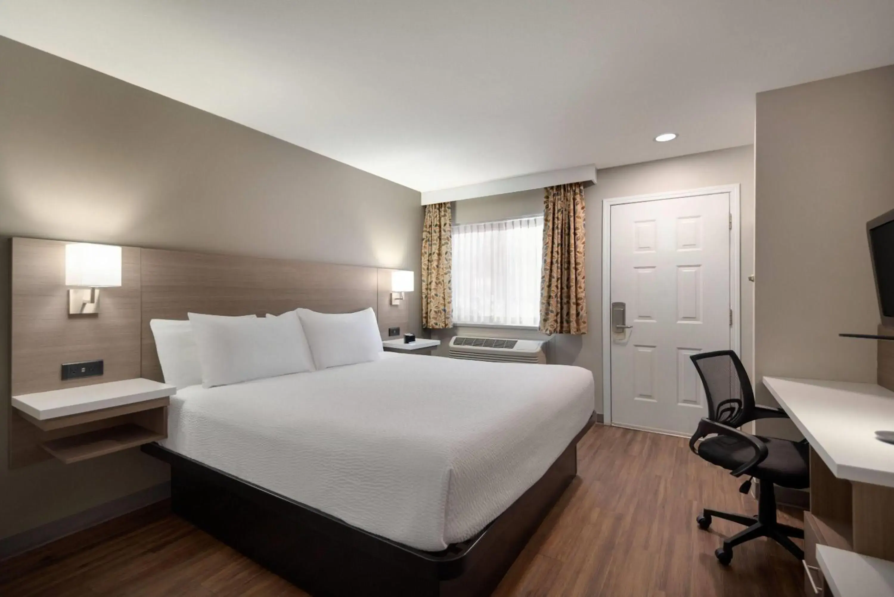 King Room with Roll-In Shower - Mobility Accessible/Non-Smoking in Days Inn by Wyndham Kelowna King Room with Roll-In Shower - Mobility Accessible/Non-Smoking in Days Inn by Wyndham Kelowna