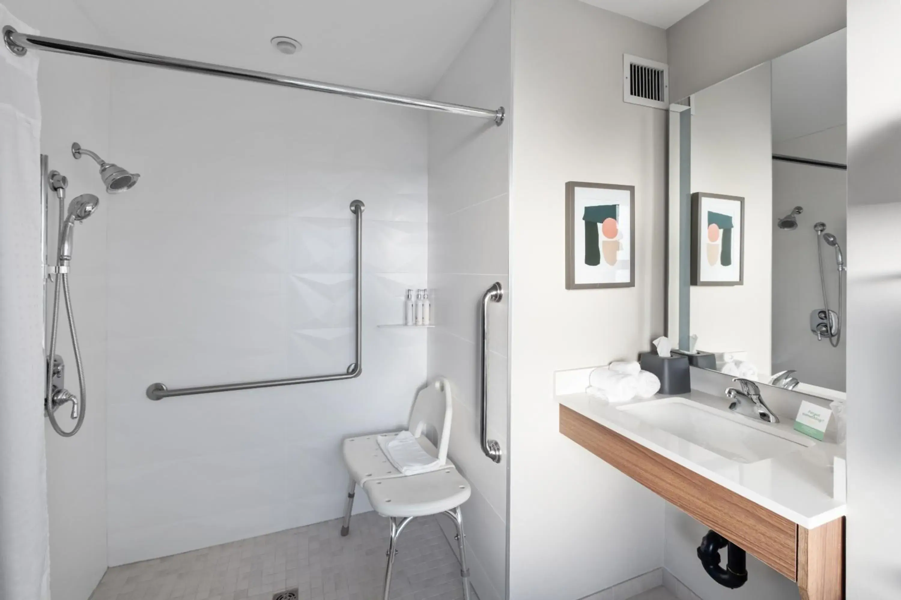 Standard King Room - Disability Access in Holiday Inn Hotel & Suites Surrey East - Cloverdale by IHG Standard King Room - Disability Access in Holiday Inn Hotel & Suites Surrey East - Cloverdale by IHG