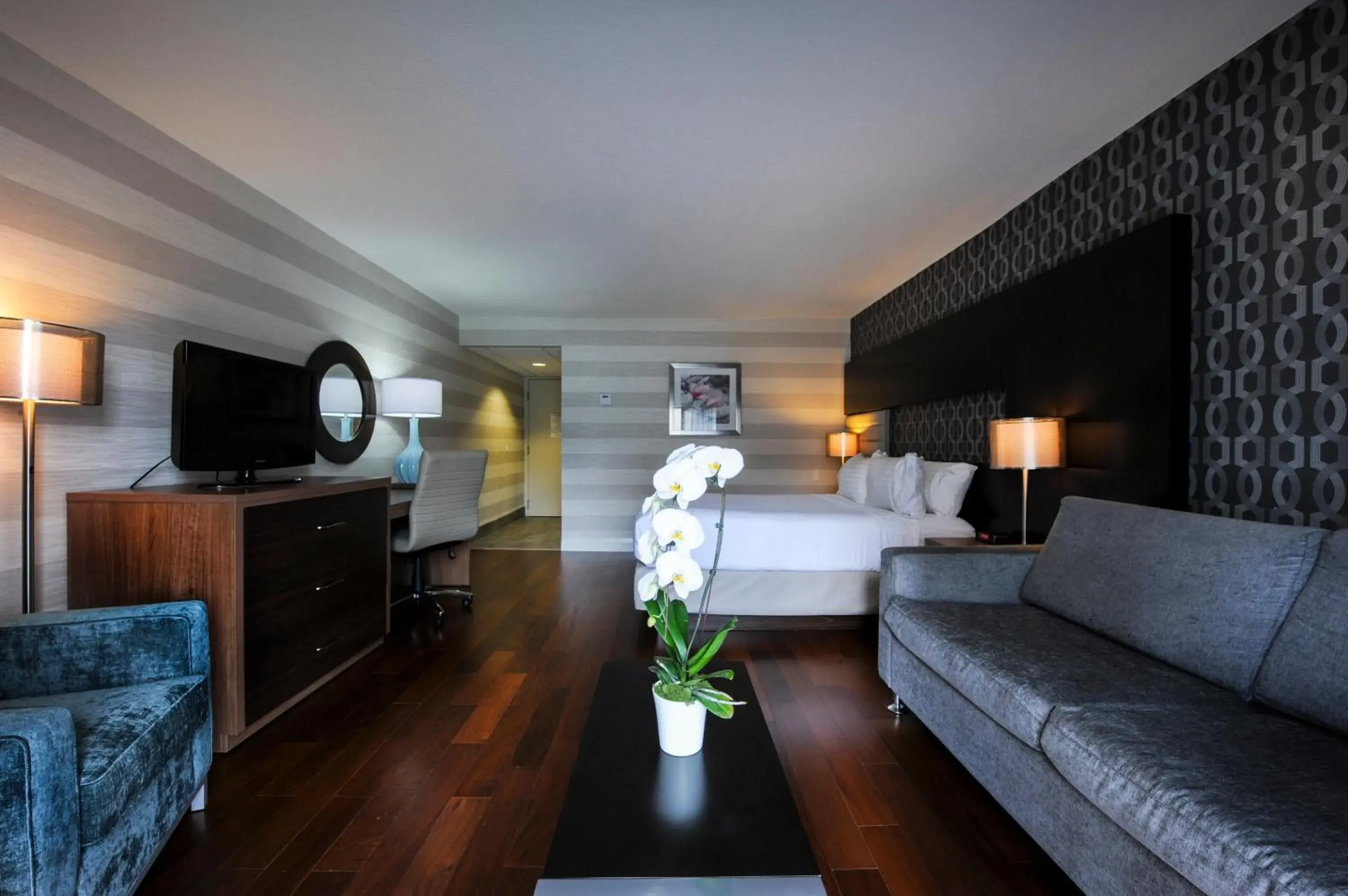 Standard Queen Room in Holiday Inn Niagara Falls-By the Falls by IHG Standard Queen Room in Holiday Inn Niagara Falls-By the Falls by IHG