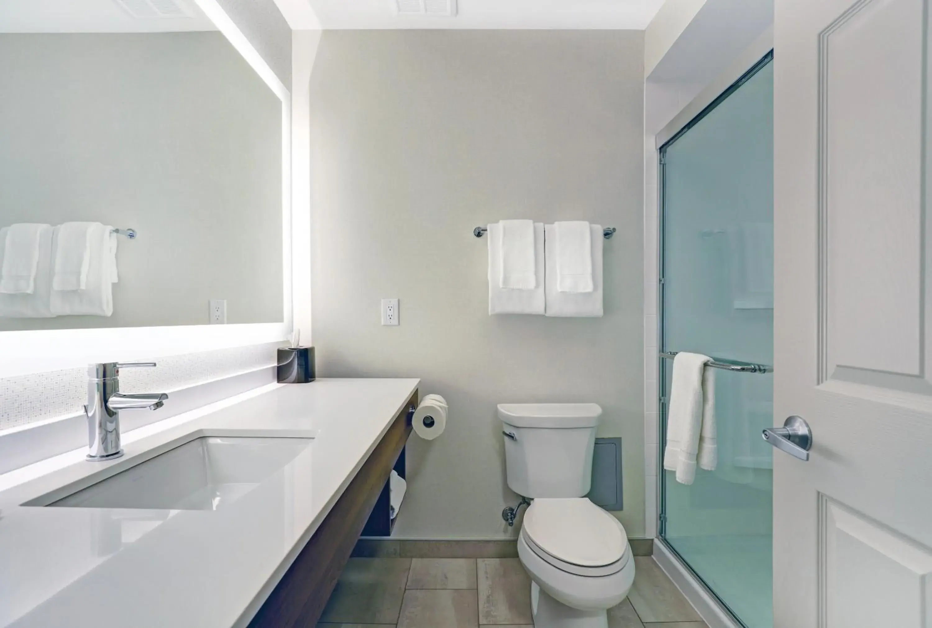 Standard Queen Room with Two Queen Beds in Holiday Inn Express Whitby Oshawa by IHG Standard Queen Room with Two Queen Beds in Holiday Inn Express Whitby Oshawa by IHG