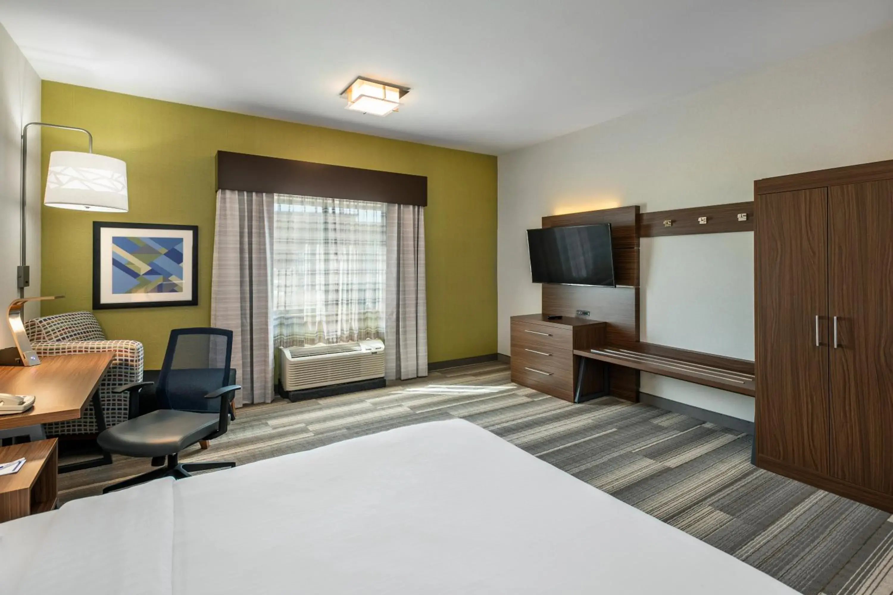 Standard One Queen Bed - Accessible in Holiday Inn Express & Suites Medicine Hat by IHG Standard One Queen Bed - Accessible in Holiday Inn Express & Suites Medicine Hat by IHG