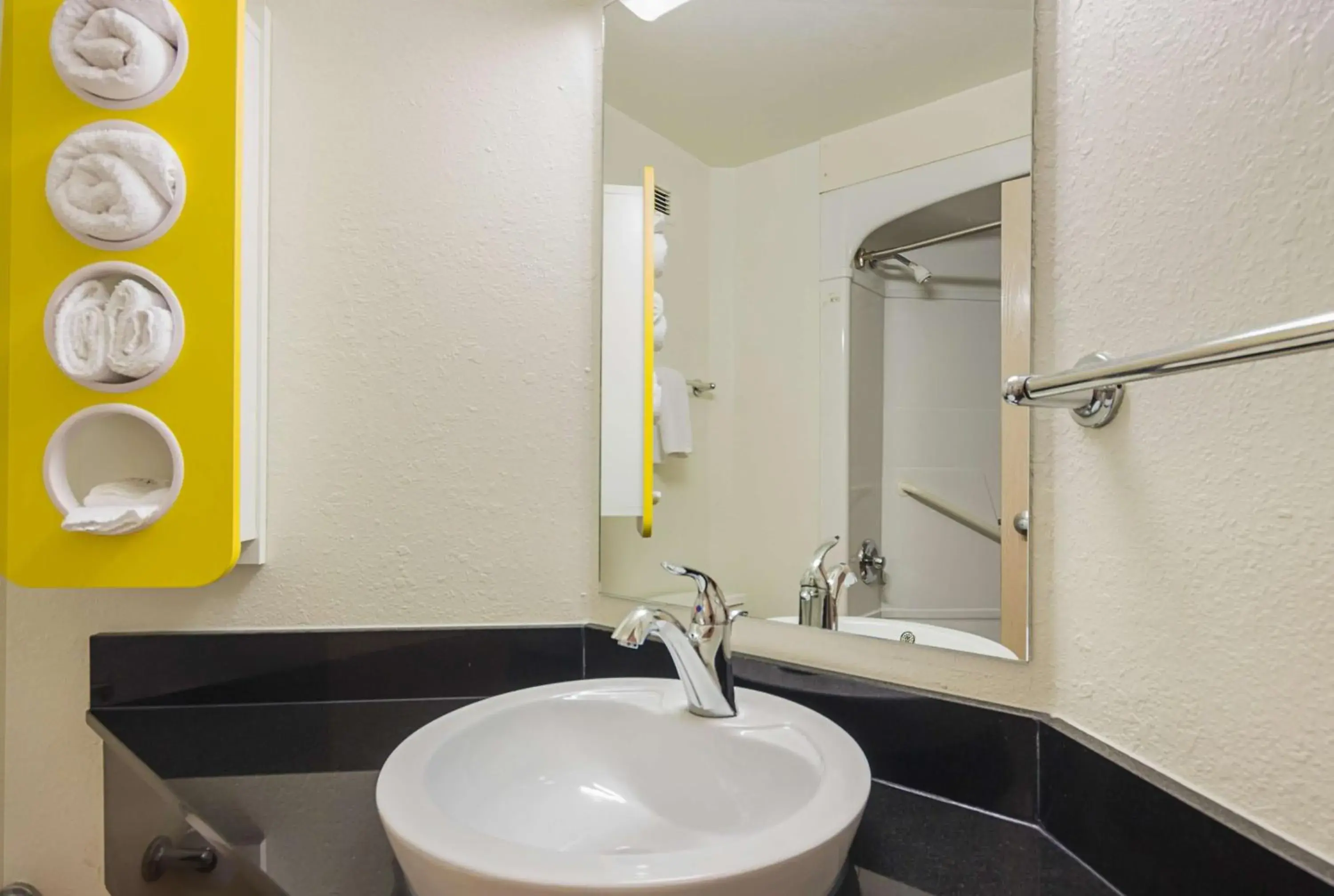 Deluxe Quadruple Room in Motel 6-Whitby, ON - Toronto East Deluxe Quadruple Room in Motel 6-Whitby, ON - Toronto East