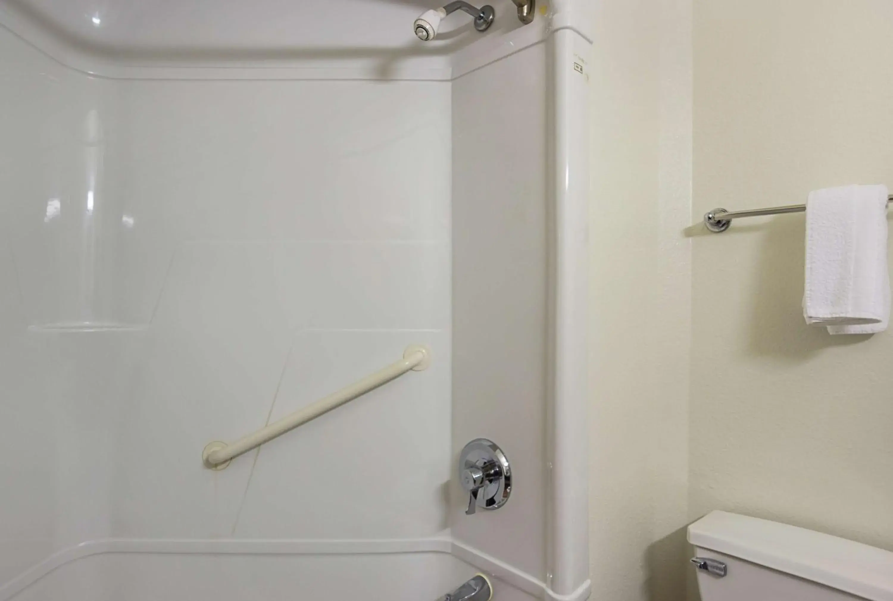 Queen Room in Motel 6-Whitby, ON - Toronto East Queen Room in Motel 6-Whitby, ON - Toronto East