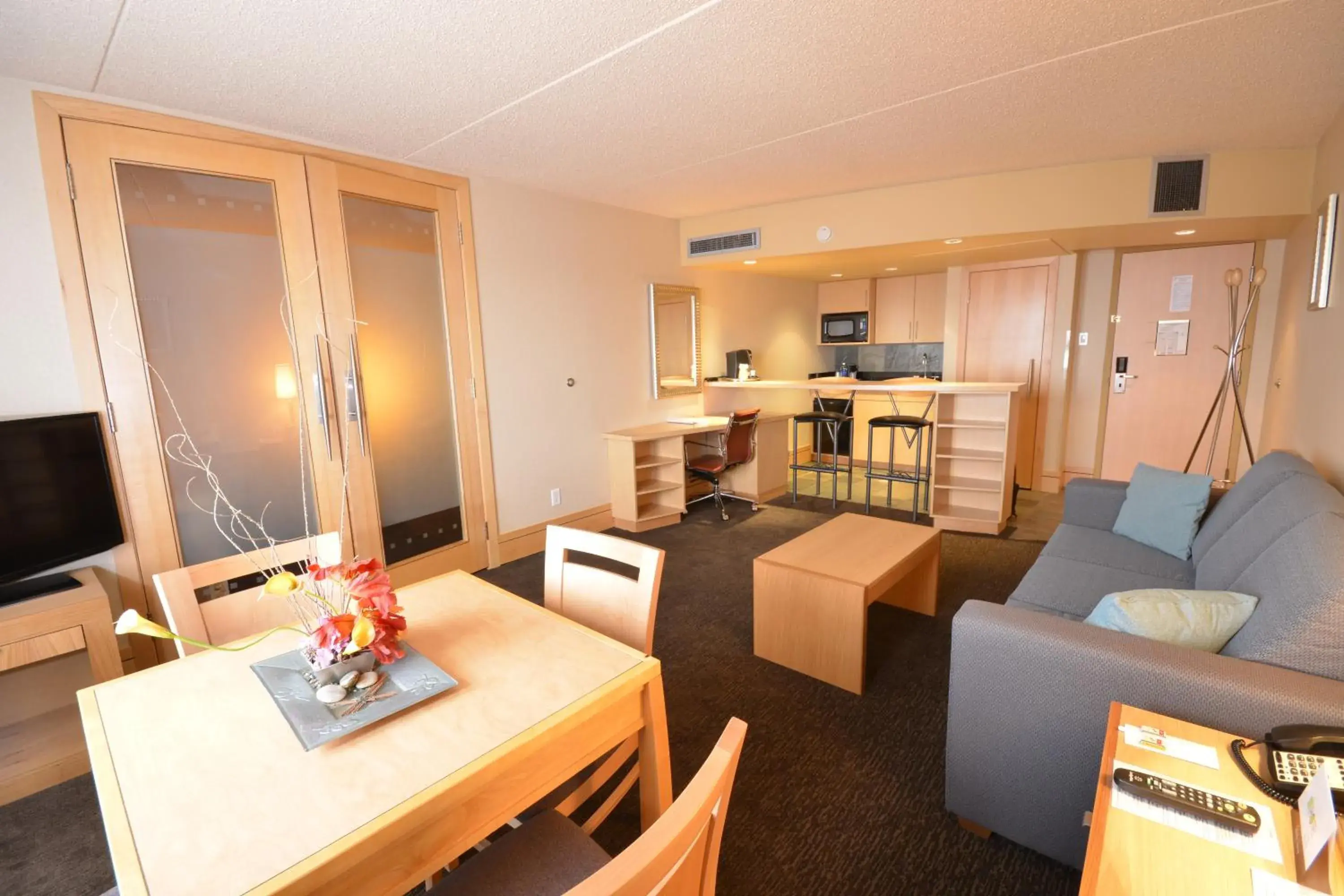 King Suite with Whirlpool - Non-smoking in iHOTEL & Conference Centre Red Deer King Suite with Whirlpool - Non-smoking in iHOTEL & Conference Centre Red Deer