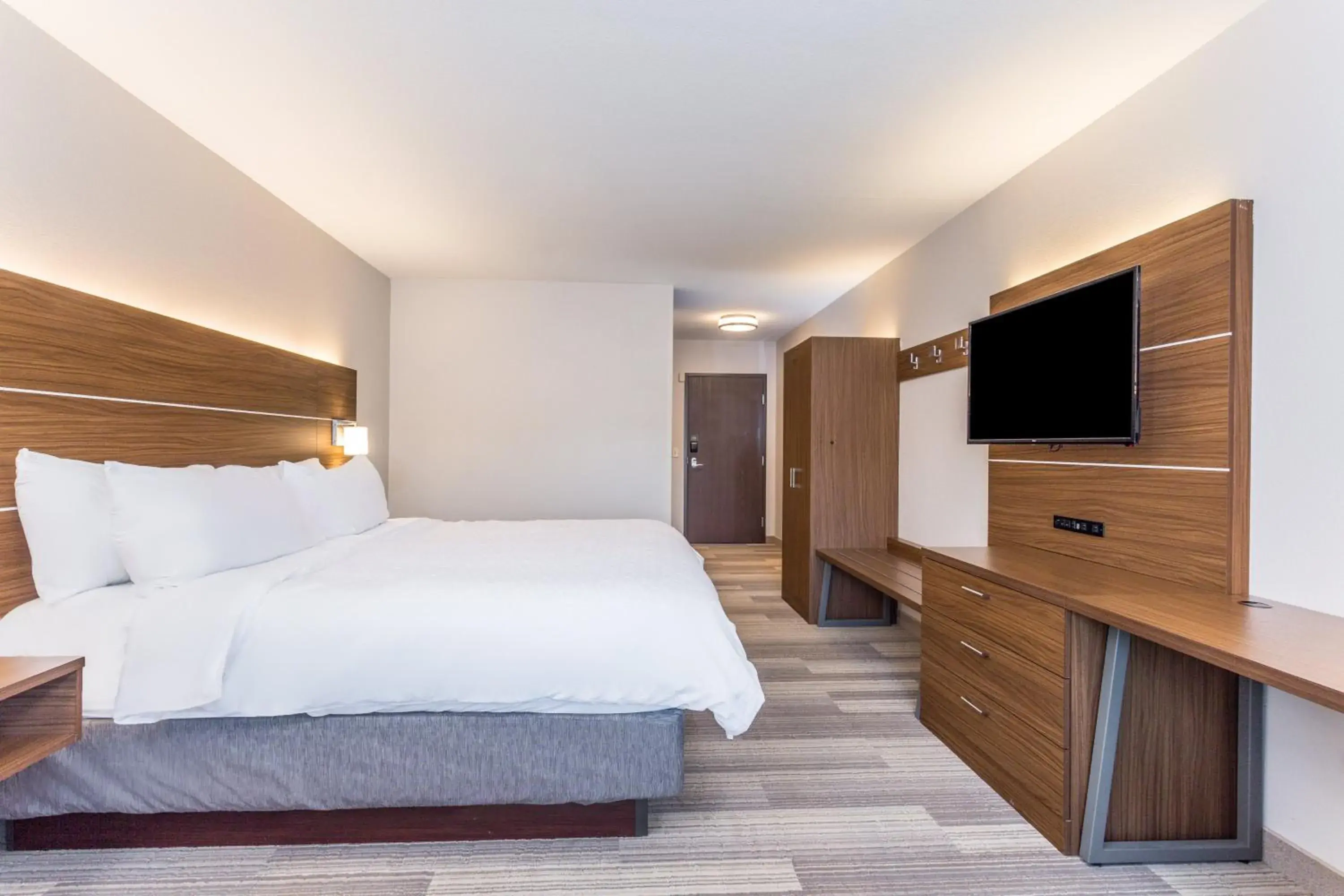 Standard King Room in Holiday Inn Express Hotel & Suites Eau Claire North by IHG Standard King Room in Holiday Inn Express Hotel & Suites Eau Claire North by IHG