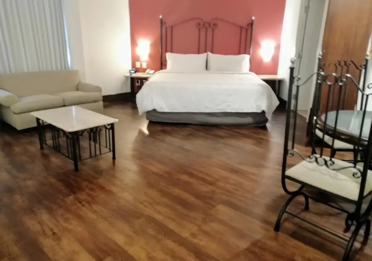 King Suite - Disability Access - Non-Smoking in Holiday Inn Hotel & Suites Centro Historico by IHG King Suite - Disability Access - Non-Smoking in Holiday Inn Hotel & Suites Centro Historico by IHG