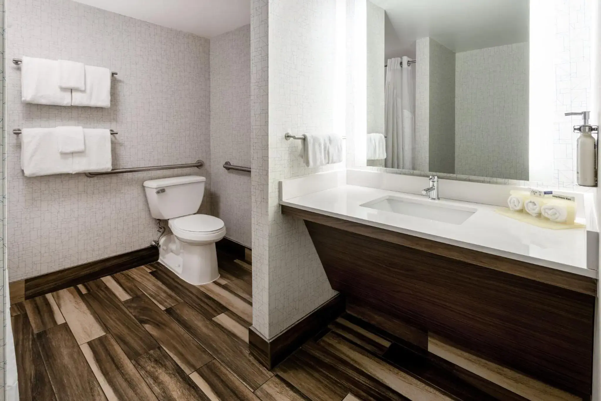 King Room - Mobility Access/Hearing Accessible in Holiday Inn Express & Suites Ft. Washington - Philadelphia by IHG King Room - Mobility Access/Hearing Accessible in Holiday Inn Express & Suites Ft. Washington - Philadelphia by IHG