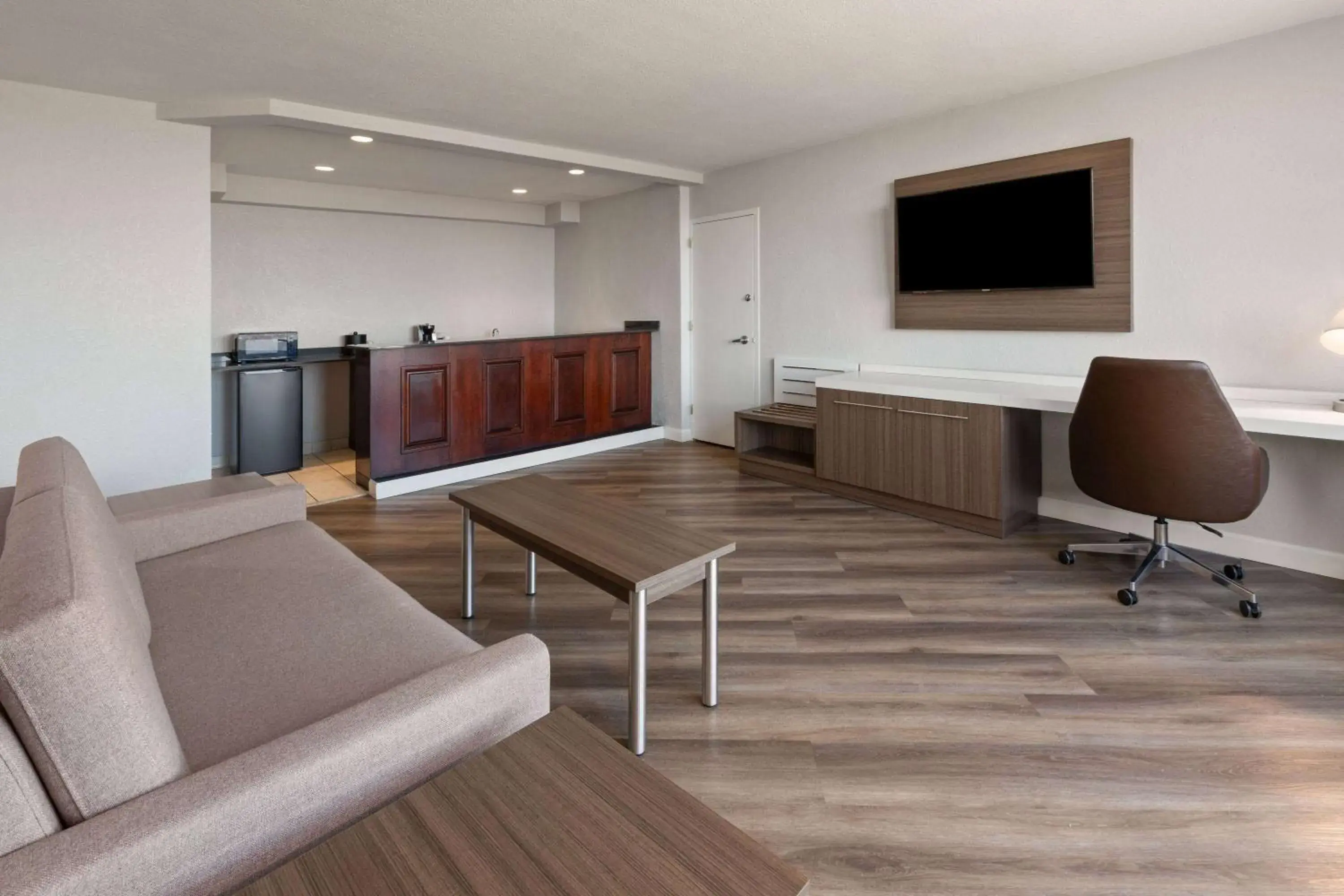 Executive Suite - Non-Smoking in Wyndham Garden Norfolk Downtown Executive Suite - Non-Smoking in Wyndham Garden Norfolk Downtown