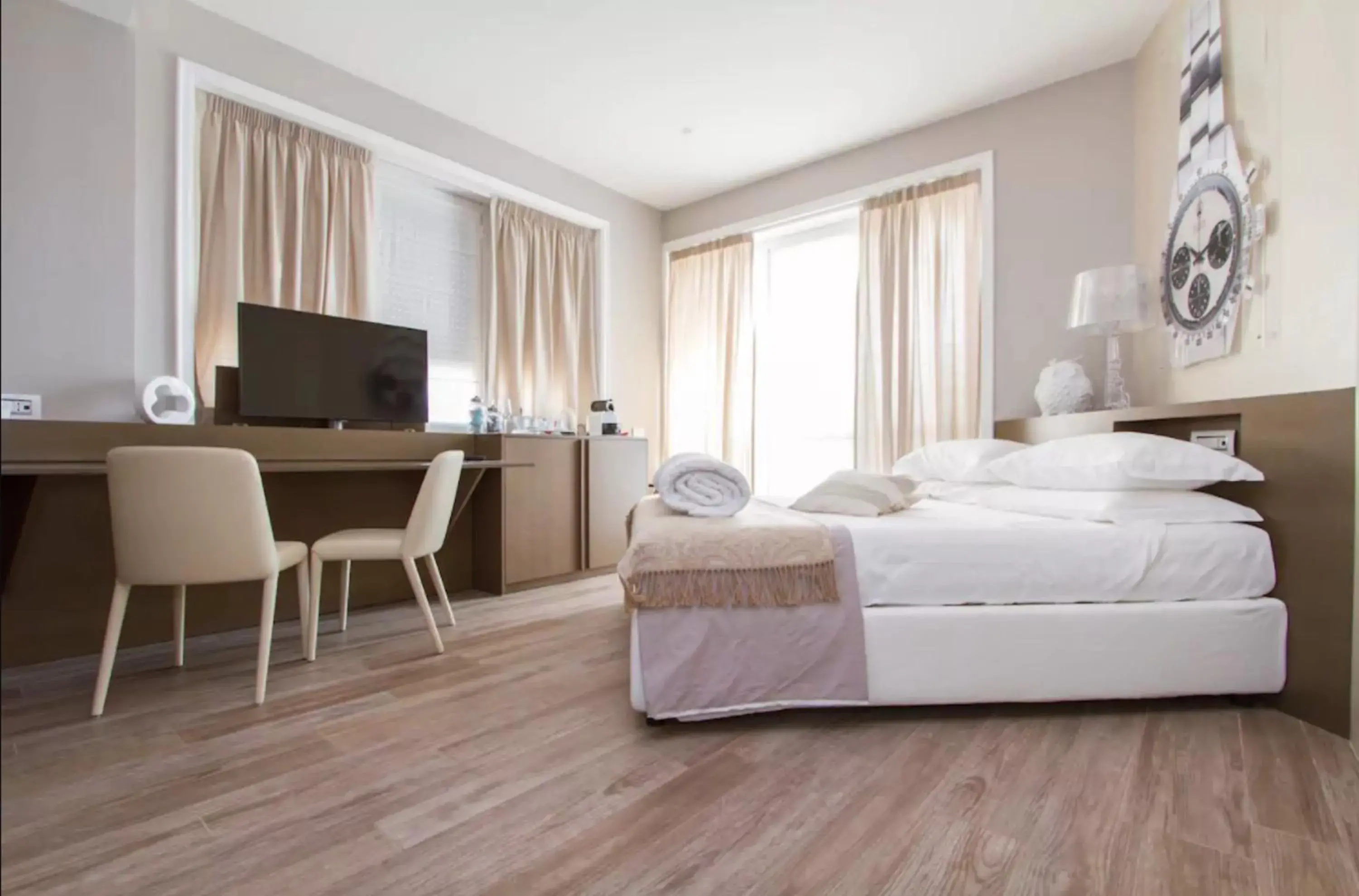 Deluxe Double Room with Balcony in Ginevra Rooms Deluxe Double Room with Balcony in Ginevra Rooms