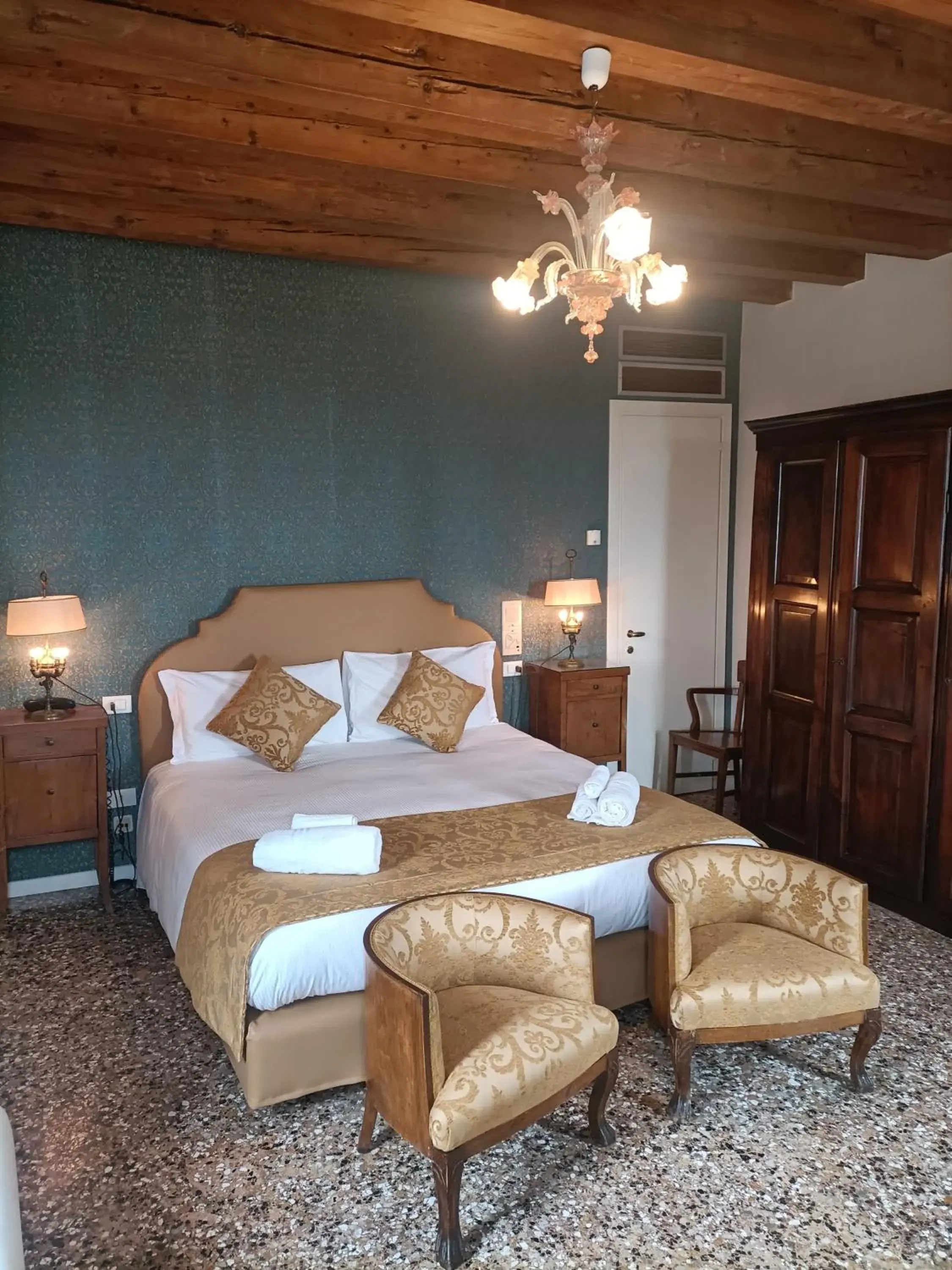 Deluxe Double Room with Grand Canal View in Locanda Ai Santi Apostoli Sul Canal Grande - Ferretti Hotels Collection Deluxe Double Room with Grand Canal View in Locanda Ai Santi Apostoli Sul Canal Grande - Ferretti Hotels Collection