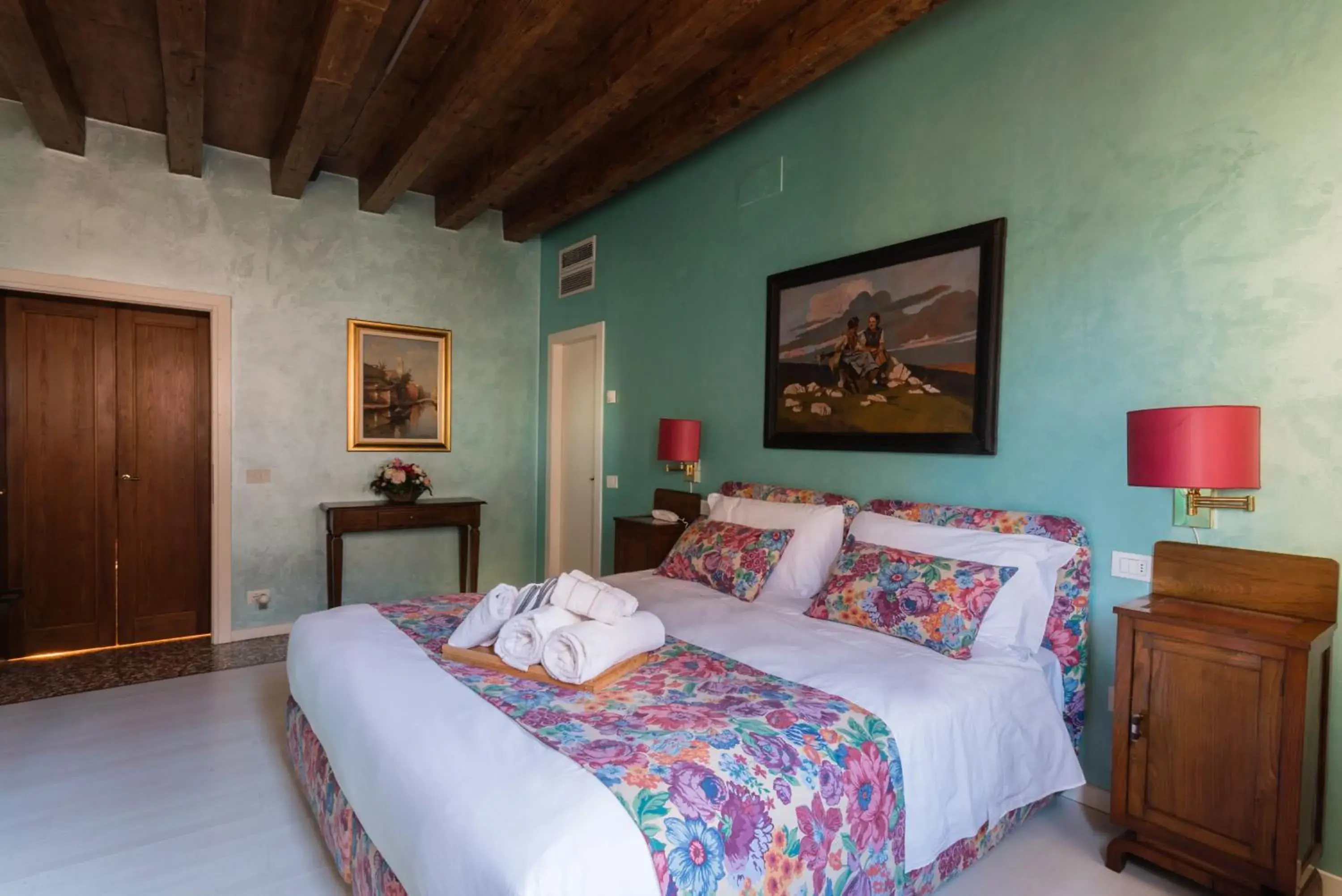 Standard Triple Room in Locanda Ai Santi Apostoli Sul Canal Grande - Ferretti Hotels Collection Standard Triple Room in Locanda Ai Santi Apostoli Sul Canal Grande - Ferretti Hotels Collection