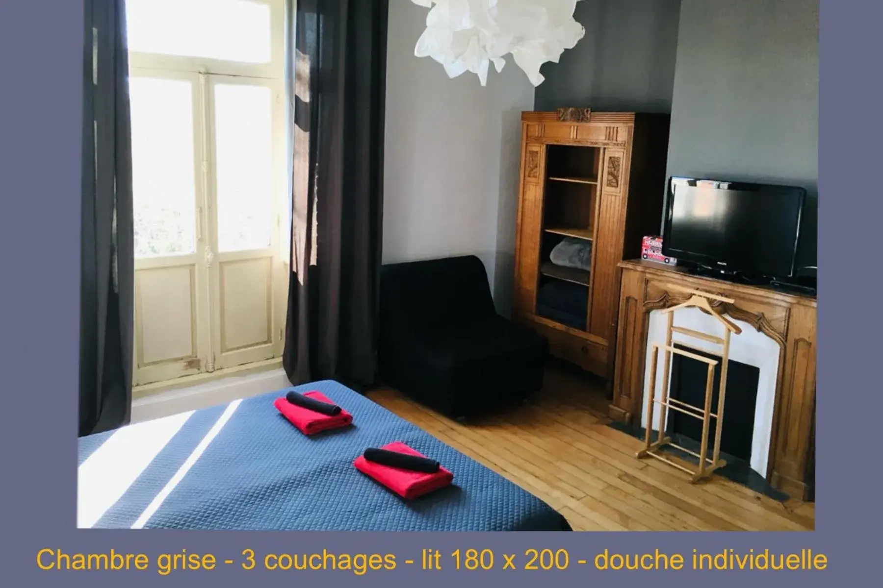 Double or Twin Room with Private Bathroom and External toilet - single occupancy in Chez Dan et Véro - Chambre d'hôte Double or Twin Room with Private Bathroom and External toilet - single occupancy in Chez Dan et Véro - Chambre d'hôte