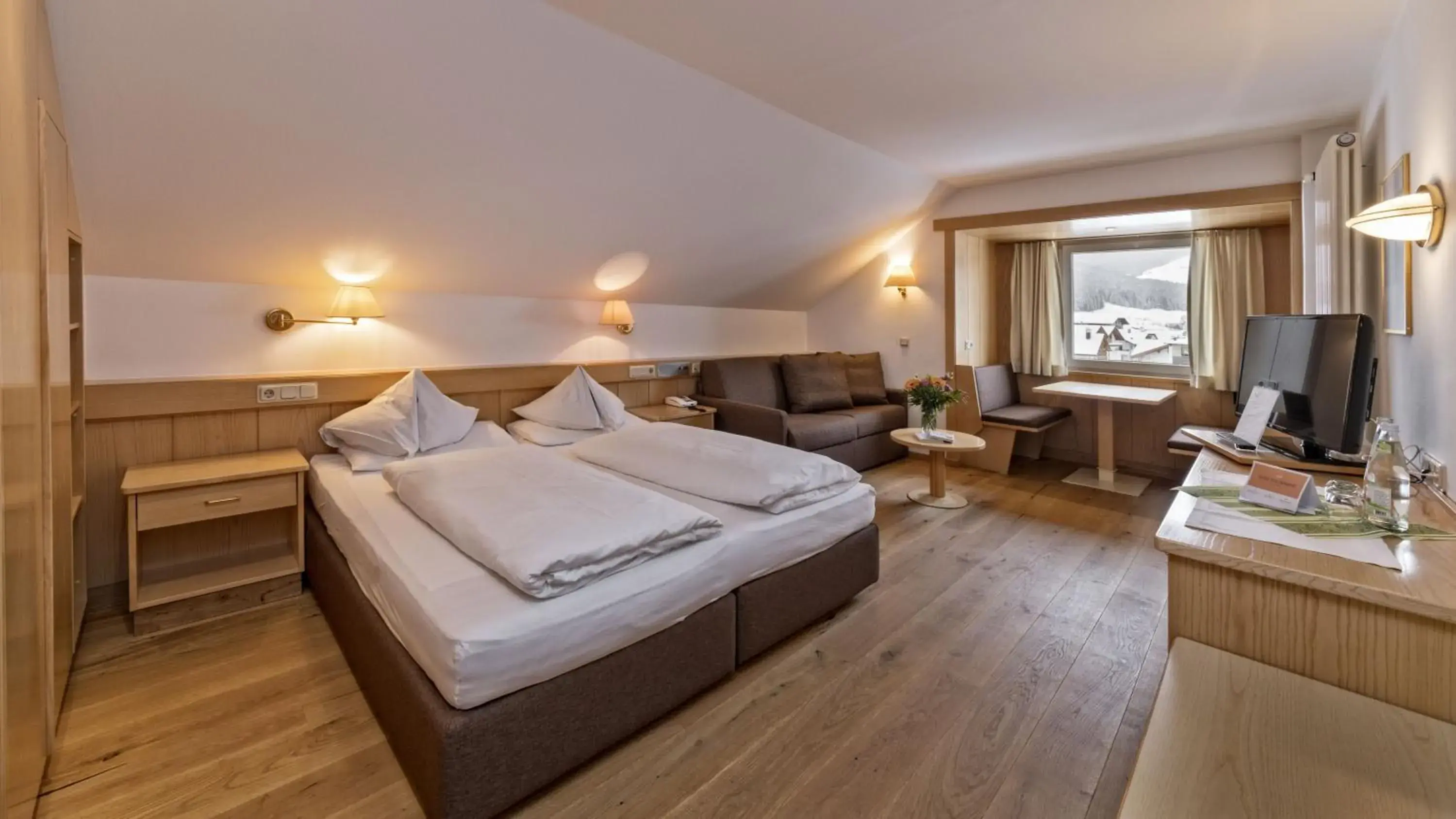 Double Room with Panoramic View in Hotel Post - OlangCard included Double Room with Panoramic View in Hotel Post - OlangCard included