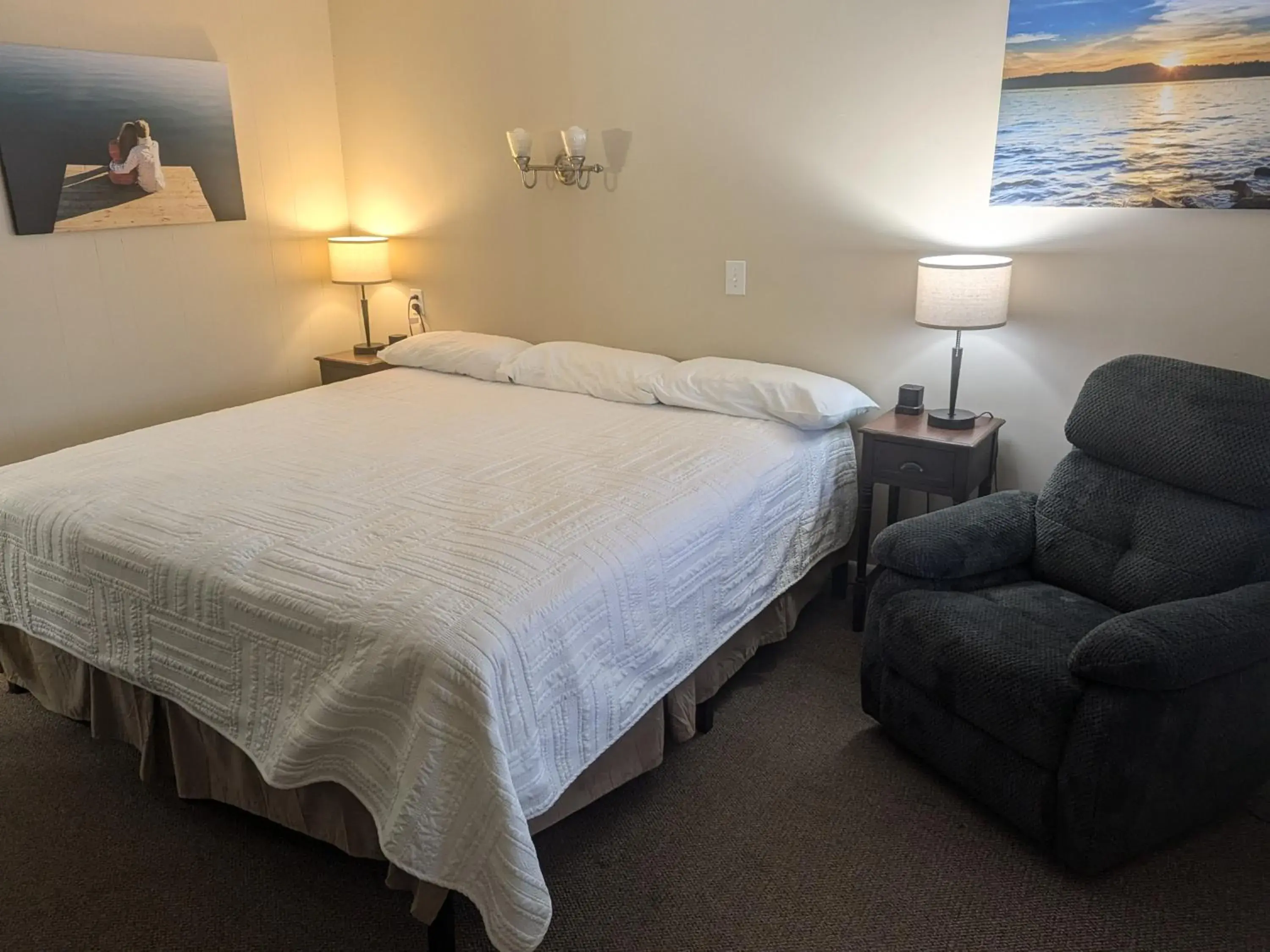 King Room in Early American Motel King Room in Early American Motel