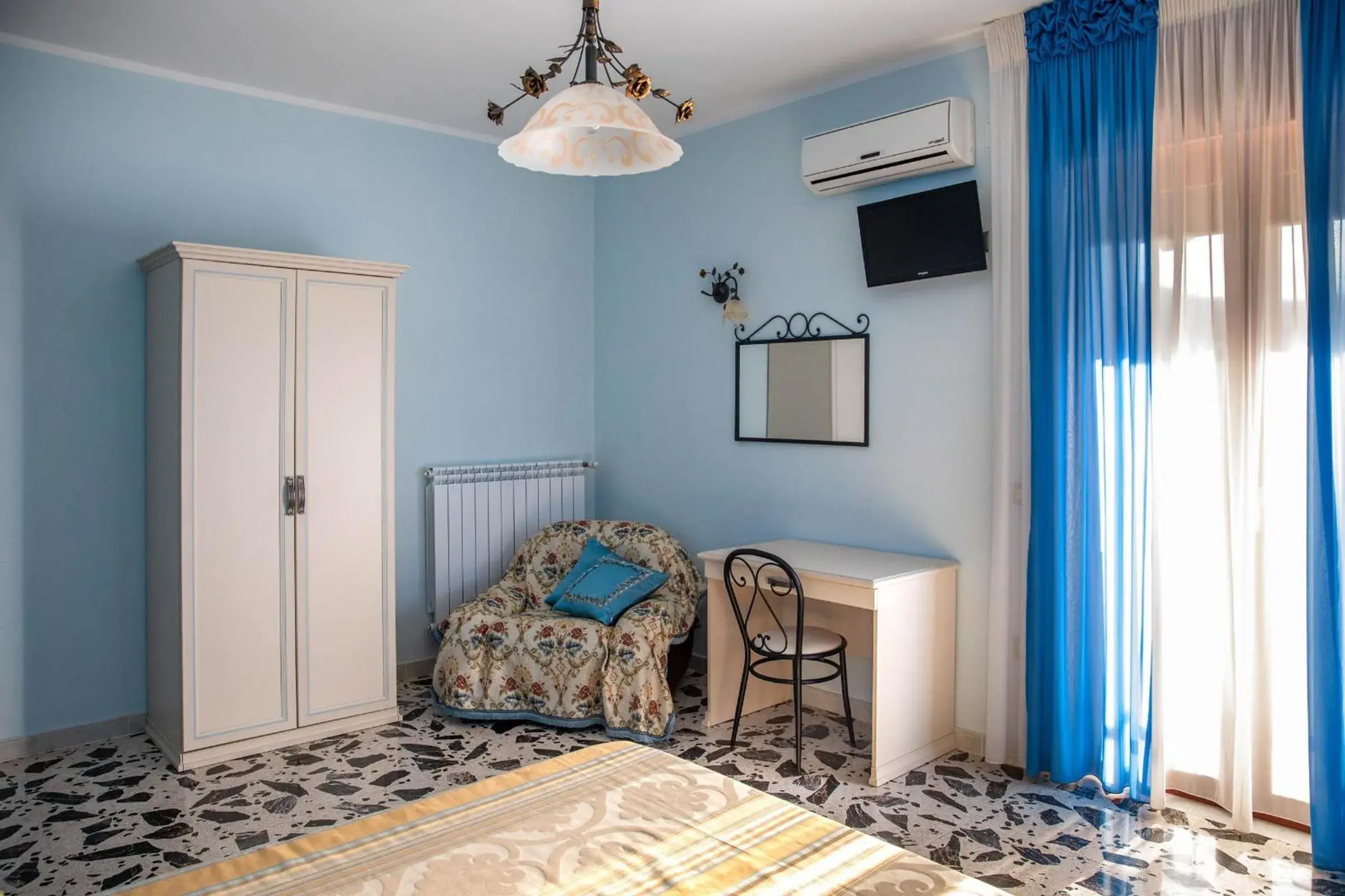 Deluxe Quadruple Room in B&B La Mortella Deluxe Quadruple Room in B&B La Mortella