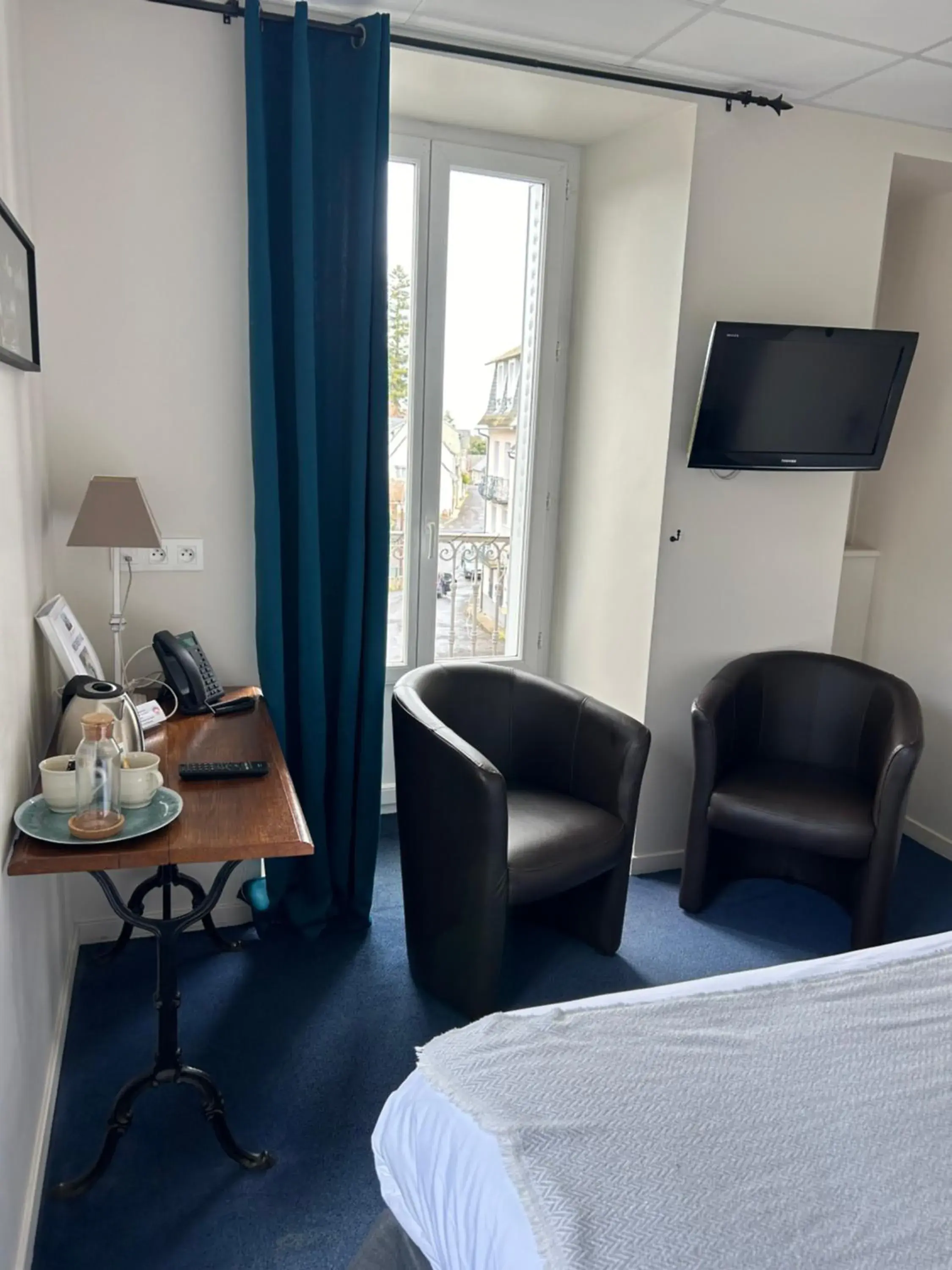 Double Room with Balcony in Logis Hôtel de Paris Double Room with Balcony in Logis Hôtel de Paris