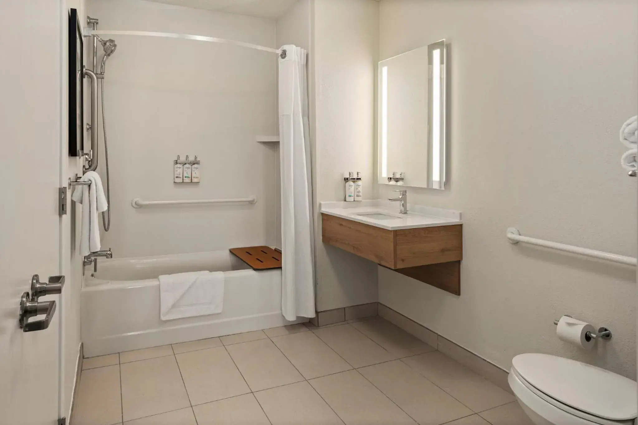 One-Bedroom Queen Room with Mobility Accessible Tub - Non-Smoking in Staybridge Suites Minneapolis-Maple Grove by IHG One-Bedroom Queen Room with Mobility Accessible Tub - Non-Smoking in Staybridge Suites Minneapolis-Maple Grove by IHG