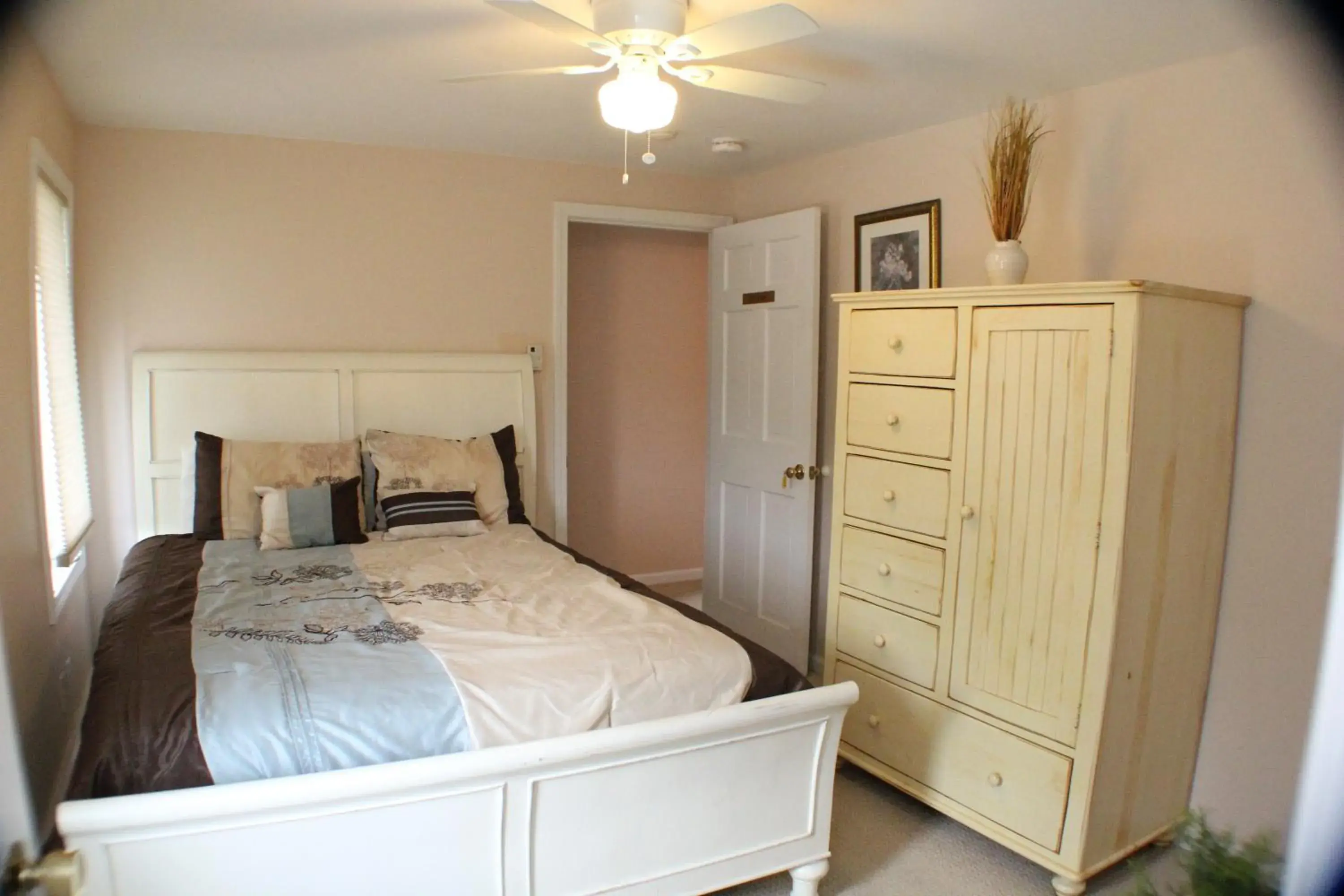 Double Room with Shared Bathroom in The Inn at Quail Run Double Room with Shared Bathroom in The Inn at Quail Run