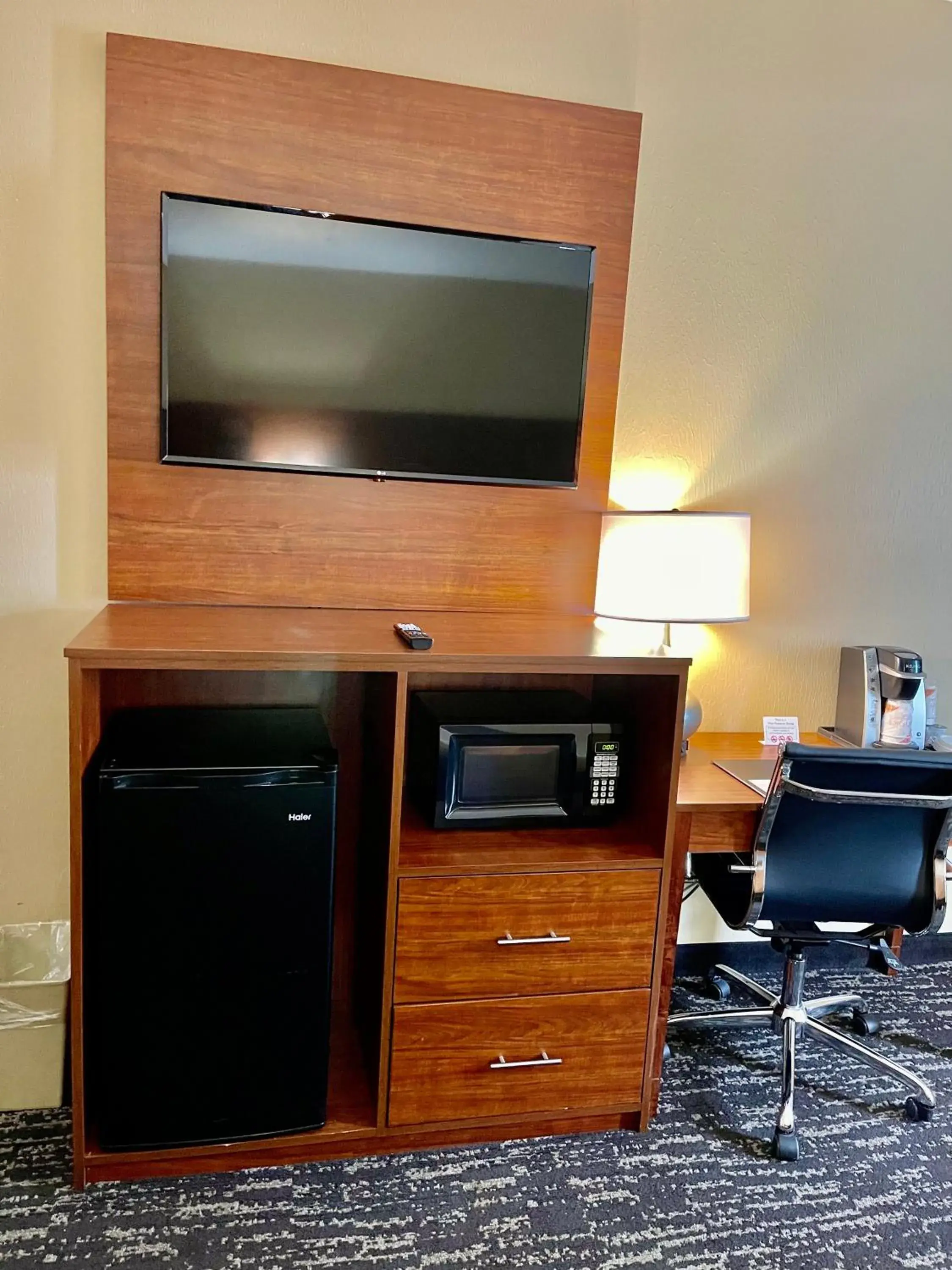 King Room - Non-Smoking in Quality Inn & Suites Hendersonville - Flat Rock King Room - Non-Smoking in Quality Inn & Suites Hendersonville - Flat Rock