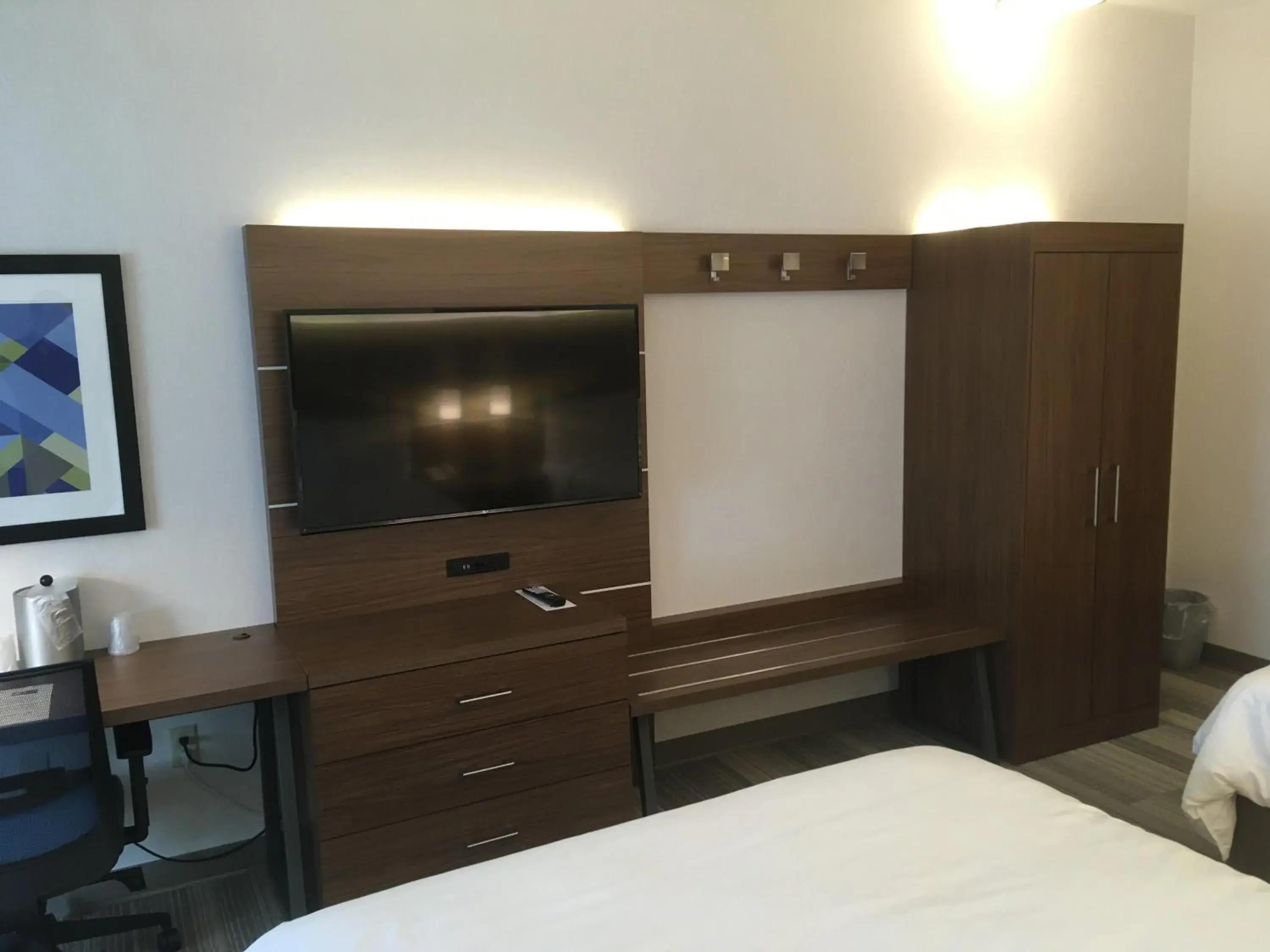 Suite - Mobility Access Roll in Shower/Non-Smoking in Holiday Inn Express & Suites Bethlehem Arpt-Allentown Area Suite - Mobility Access Roll in Shower/Non-Smoking in Holiday Inn Express & Suites Bethlehem Arpt-Allentown Area