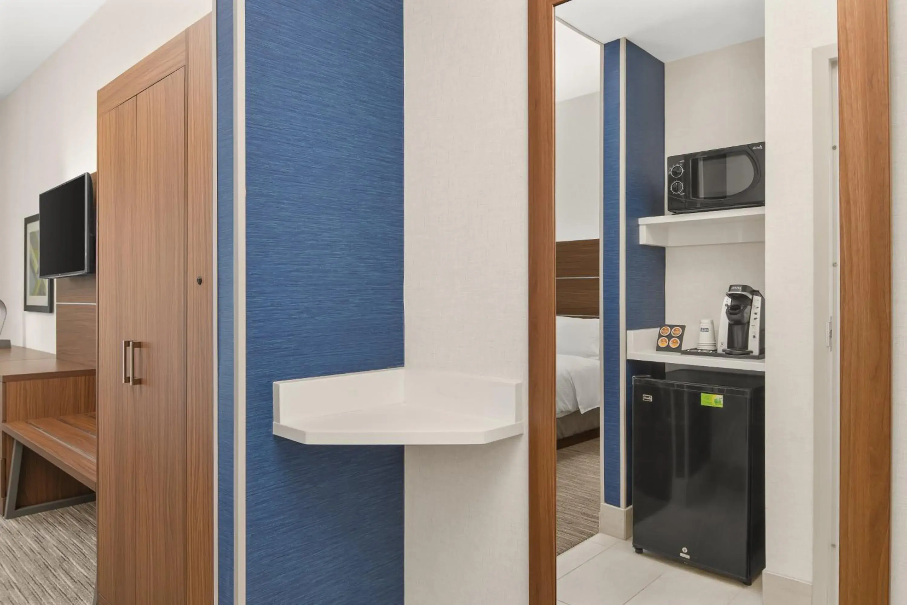 Standard Queen Room with Two Queen Beds and Mobility Accessible Tub in Holiday Inn Express Hotel & Suites Sacramento Airport Natomas by IHG Standard Queen Room with Two Queen Beds and Mobility Accessible Tub in Holiday Inn Express Hotel & Suites Sacramento Airport Natomas by IHG