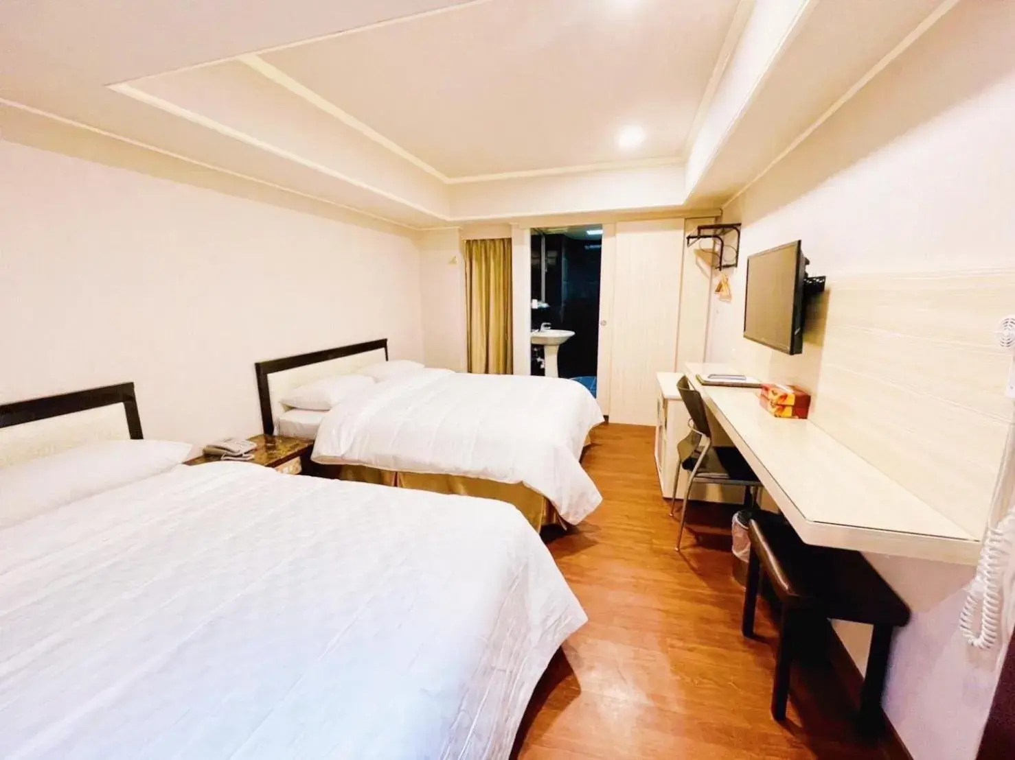 Superior Quadruple Room in Spring Art Hotel Superior Quadruple Room in Spring Art Hotel