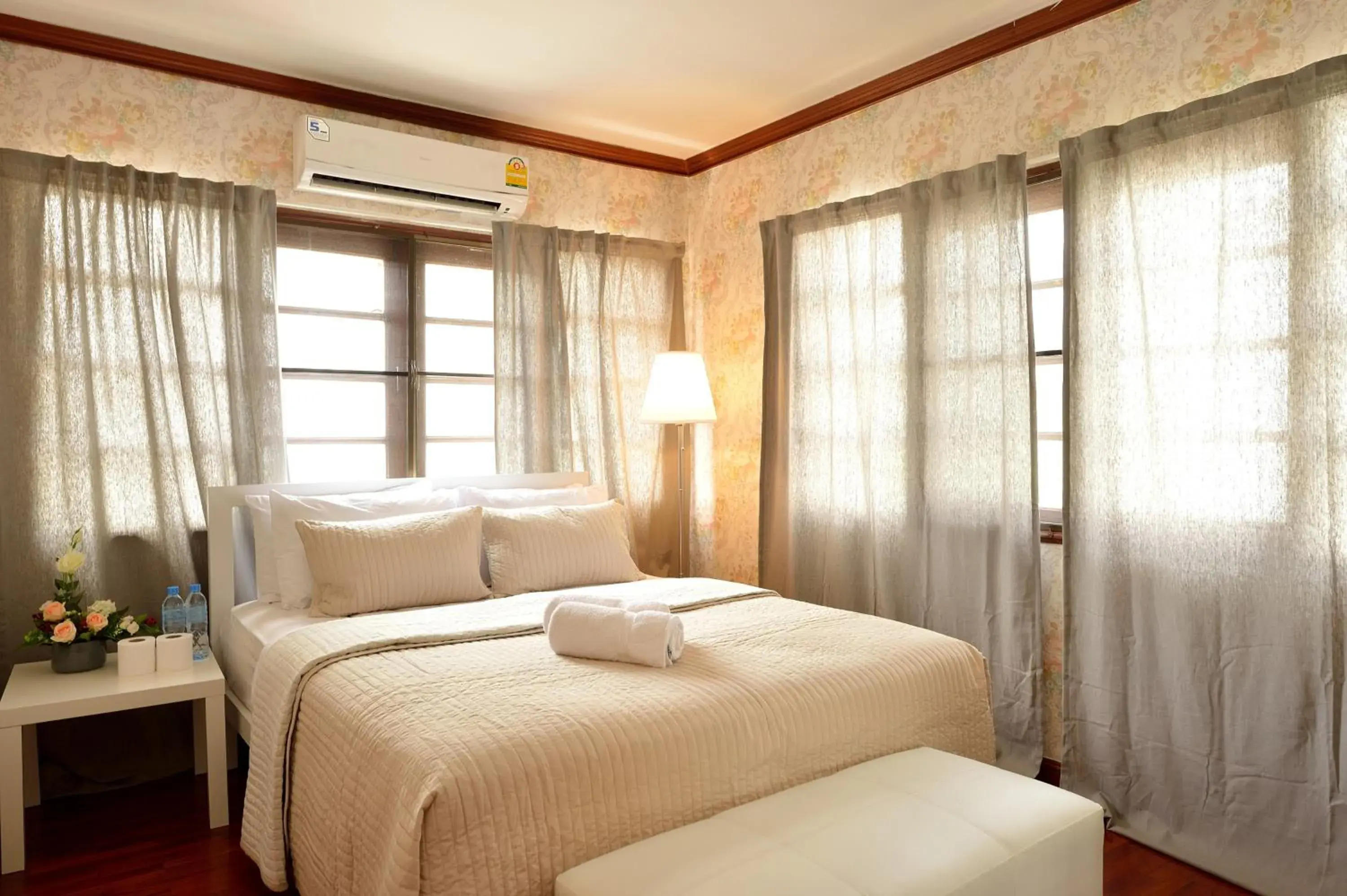 Double Room with Shared Bathroom in Lost and Found Hideaway Double Room with Shared Bathroom in Lost and Found Hideaway