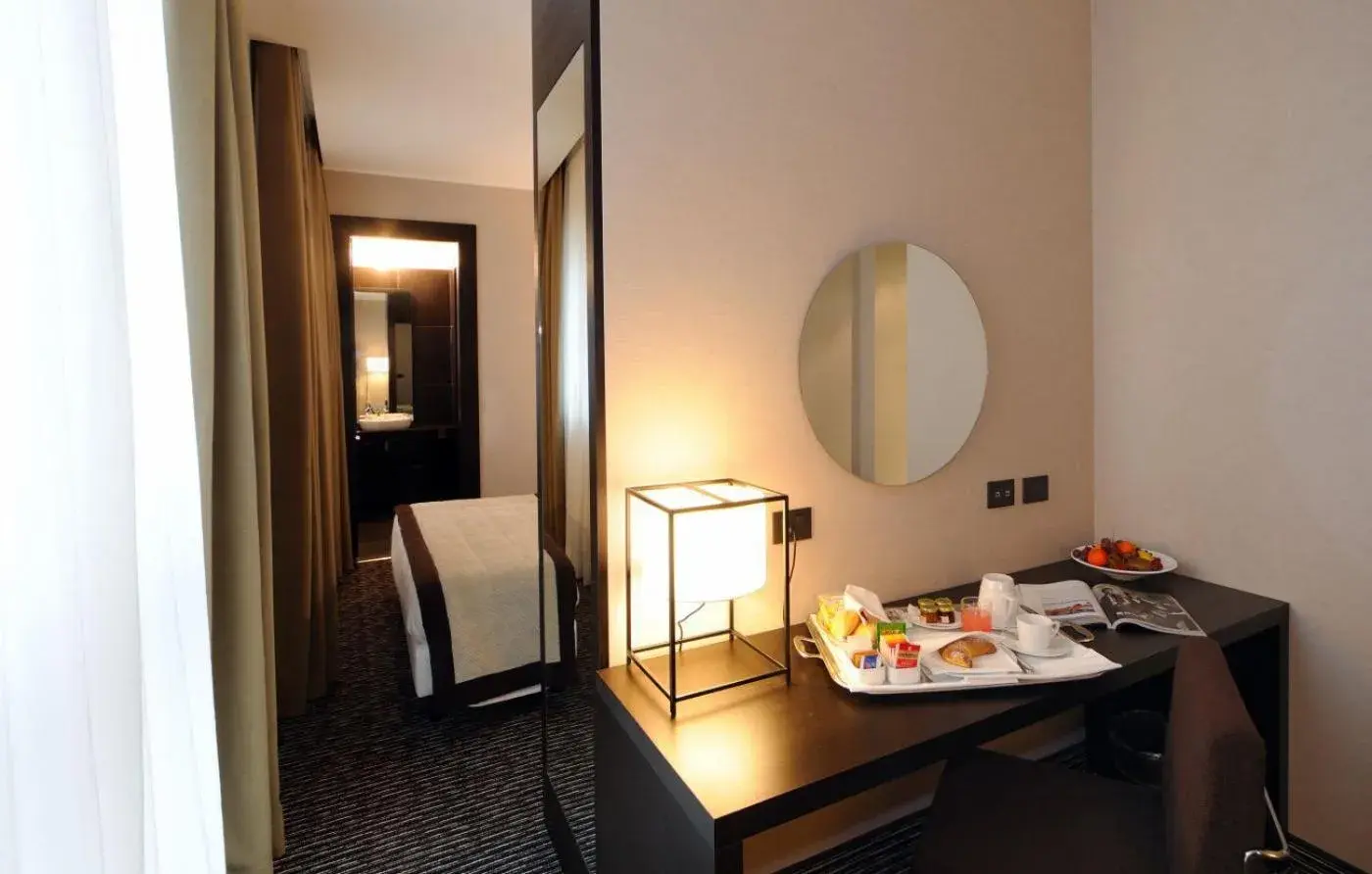 Executive Double or Twin Room - single occupancy in H2C Hotel Milanofiori Executive Double or Twin Room - single occupancy in H2C Hotel Milanofiori