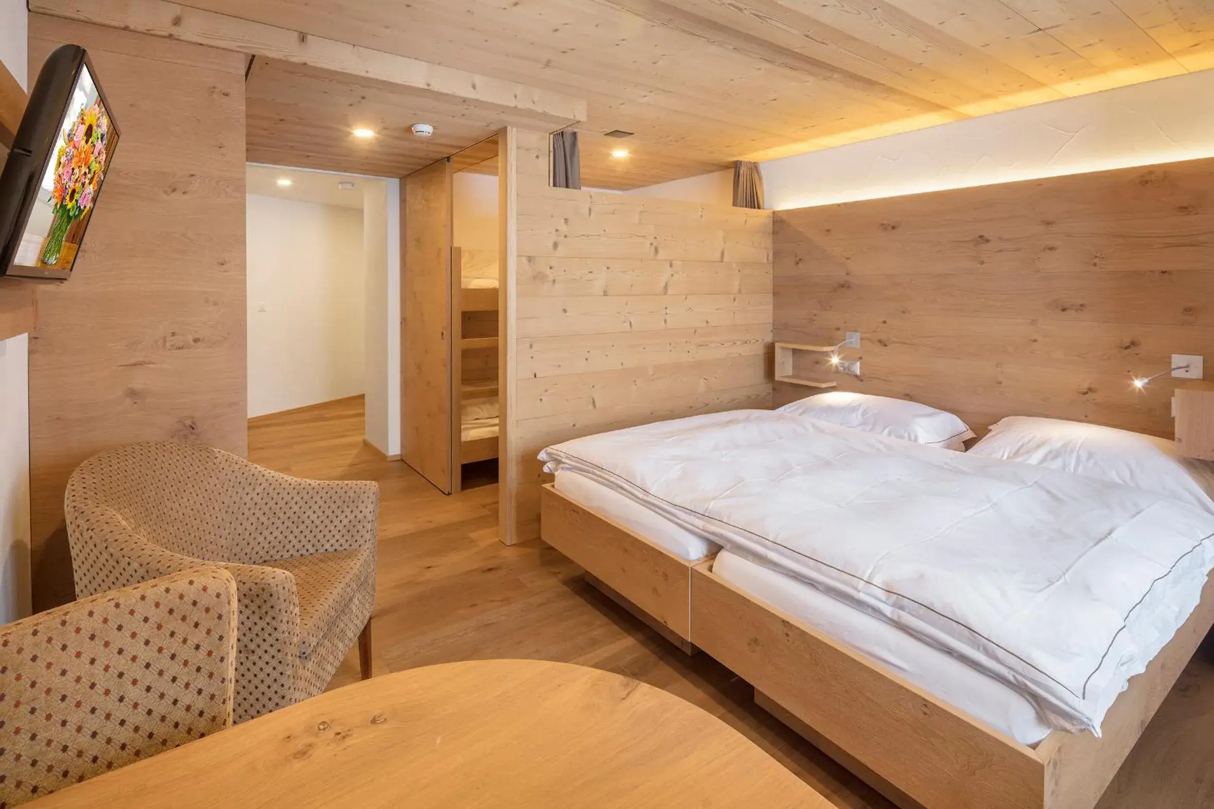 Comfort Quadruple Room in Hotel Edelweiss Blatten Lötschental Comfort Quadruple Room in Hotel Edelweiss Blatten Lötschental