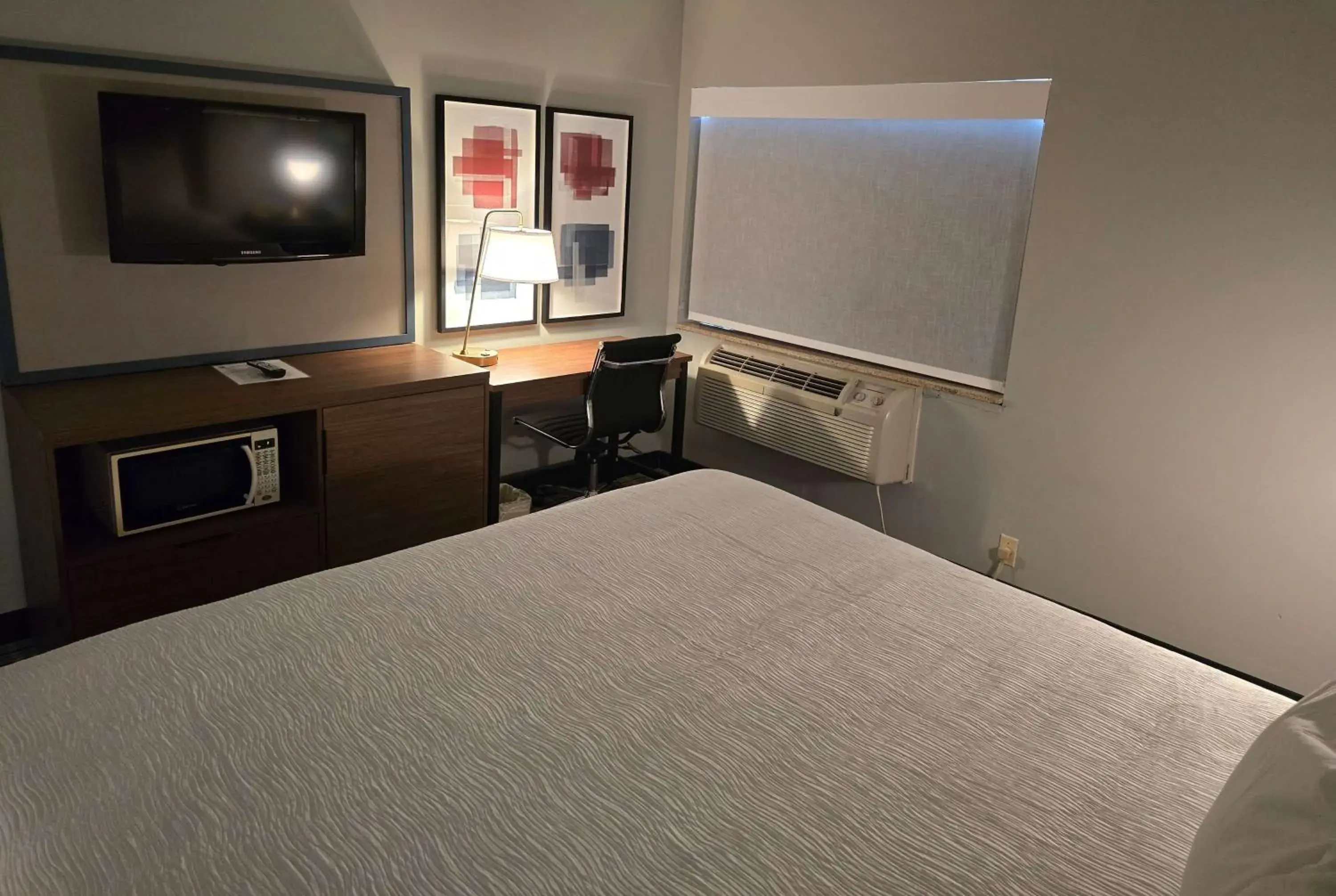 Queen Room - Non-Smoking in AmericInn by Wyndham Beloit Queen Room - Non-Smoking in AmericInn by Wyndham Beloit