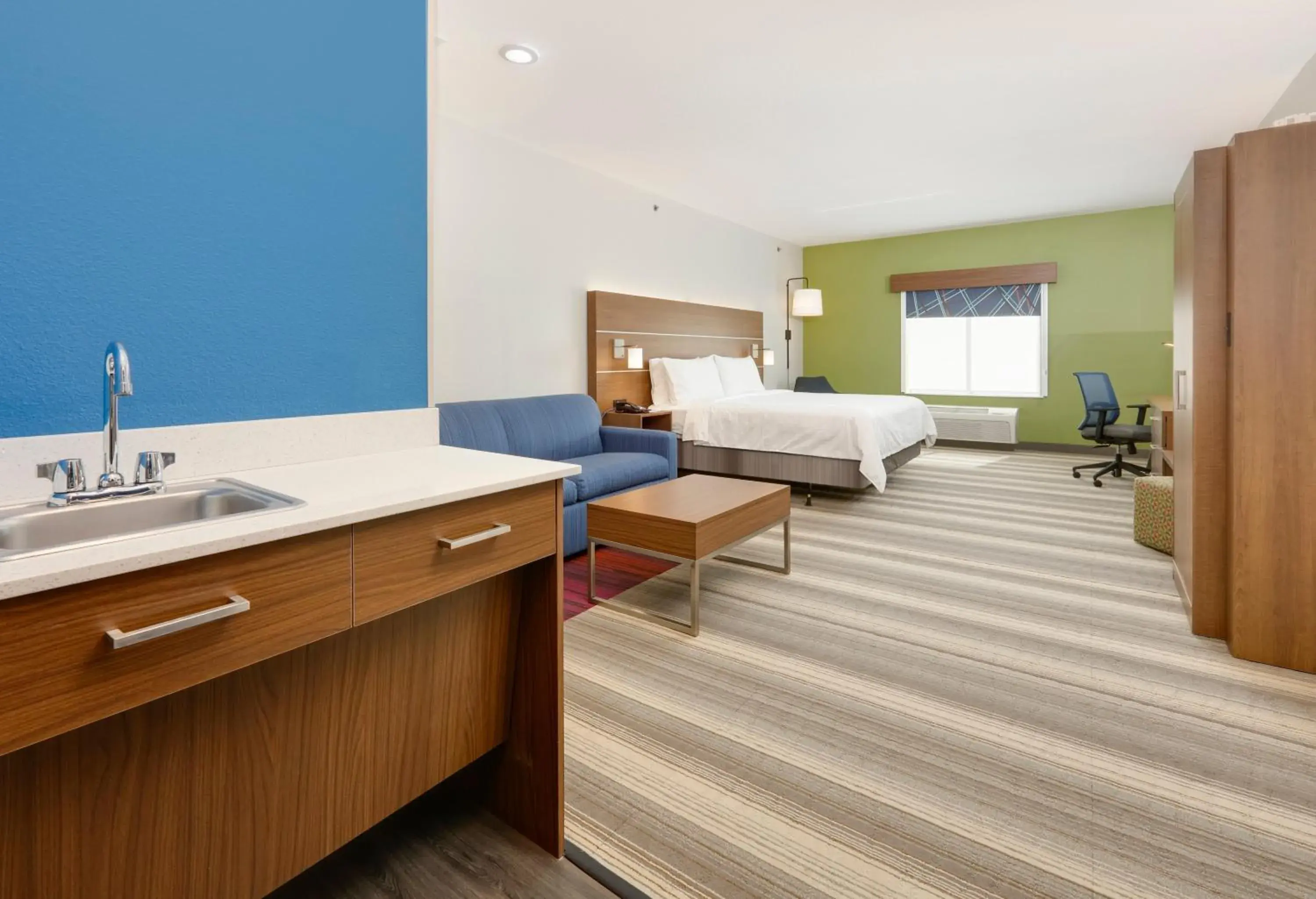 One-Bedroom Suite with Hearing Accessible Tub - Non-Smoking in Holiday Inn Express & Suites - Denton North by IHG One-Bedroom Suite with Hearing Accessible Tub - Non-Smoking in Holiday Inn Express & Suites - Denton North by IHG