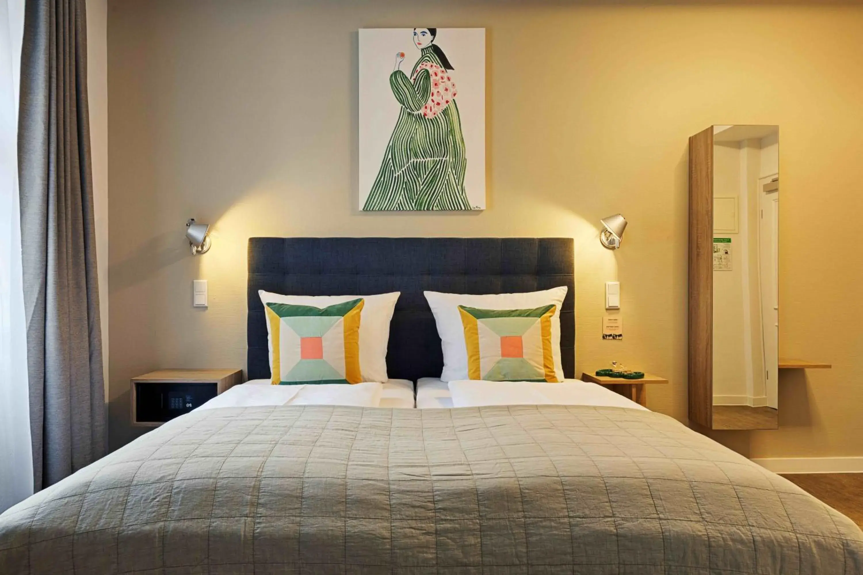 Deluxe Double Room in Hotel Zur Stadt Mainz in Würzburger Innenstadt Deluxe Double Room in Hotel Zur Stadt Mainz in Würzburger Innenstadt