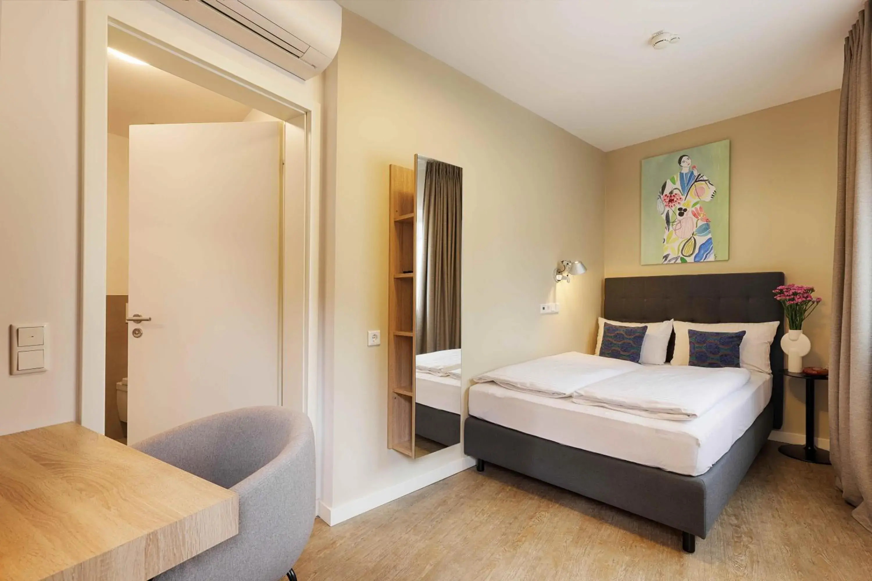 Small Double Room in Hotel Zur Stadt Mainz in Würzburger Innenstadt Small Double Room in Hotel Zur Stadt Mainz in Würzburger Innenstadt