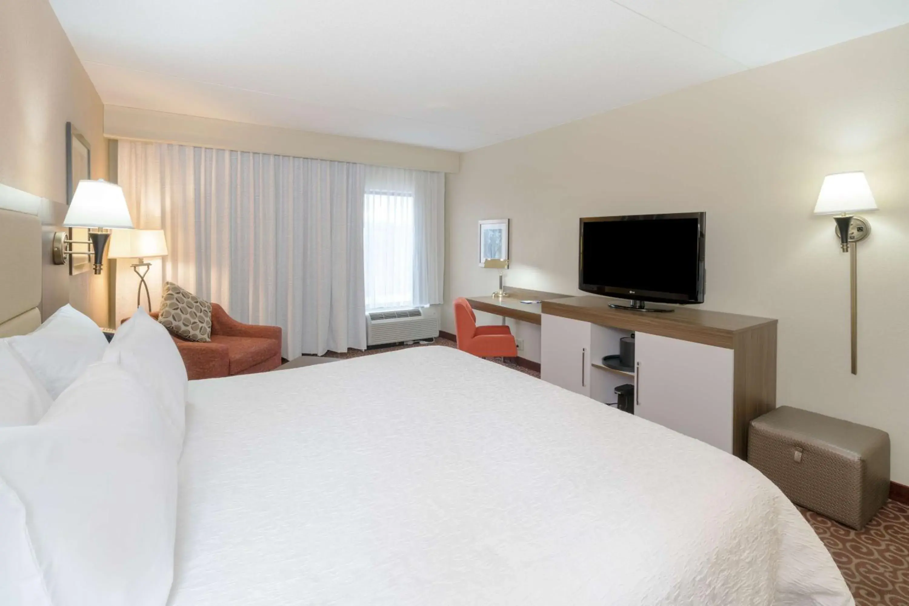 Deluxe King Room with Whirpool - Non-Smoking in Hampton Inn Frostburg Deluxe King Room with Whirpool - Non-Smoking in Hampton Inn Frostburg