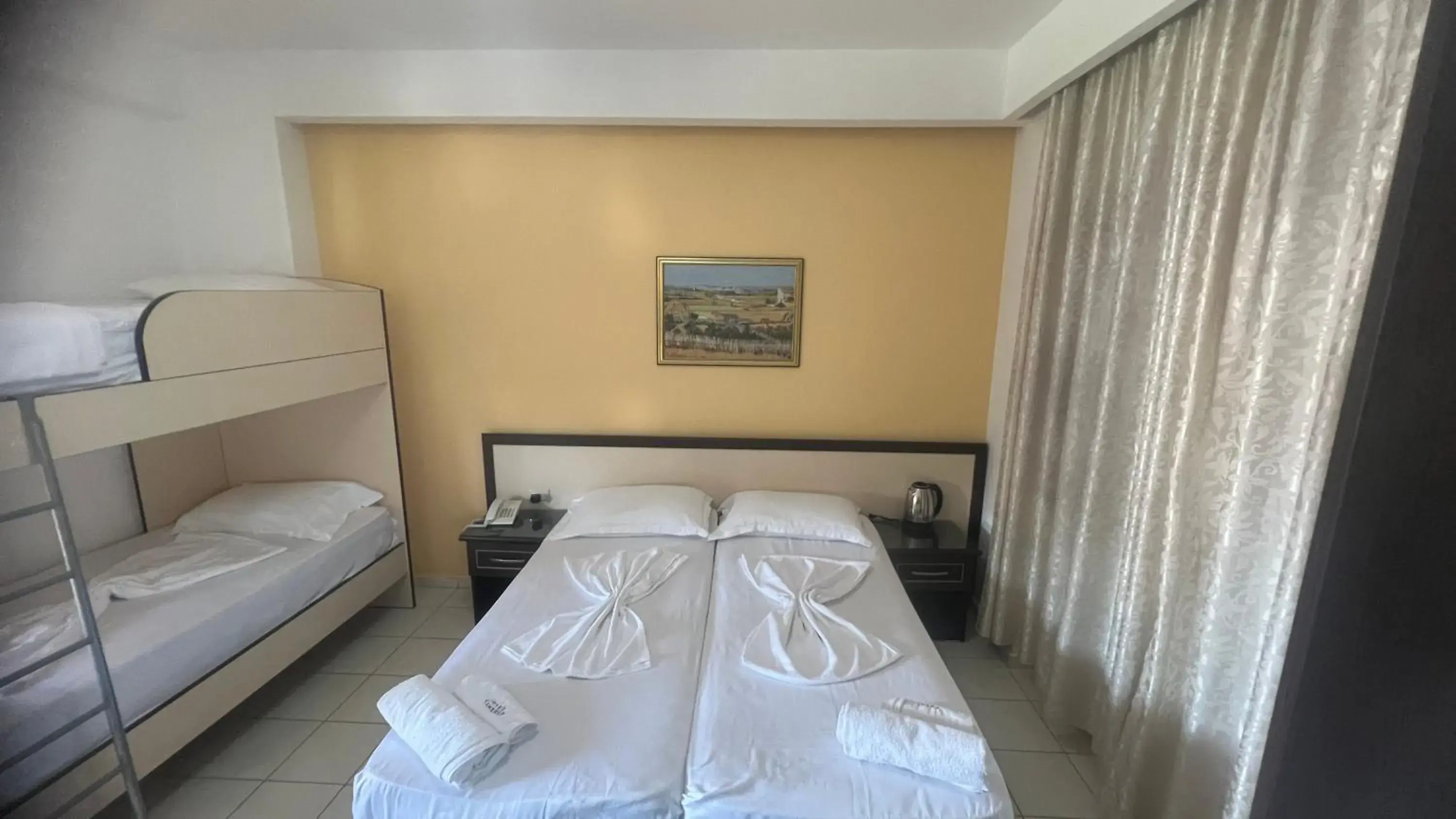 Classic Quadruple Room in Sunrise Hotel Cameria Classic Quadruple Room in Sunrise Hotel Cameria