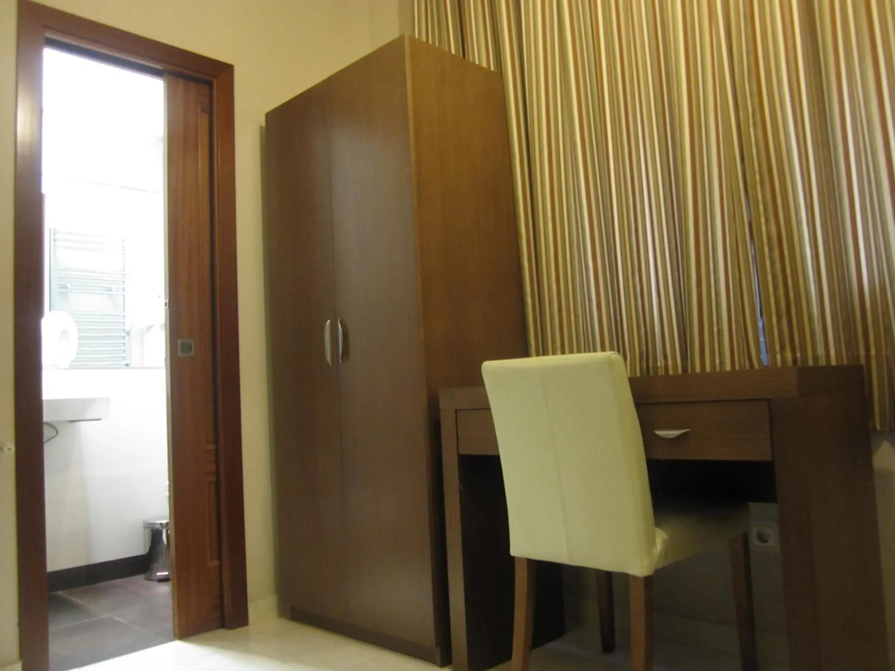 Single Room in Hostal Atocha Almudena Martín Single Room in Hostal Atocha Almudena Martín