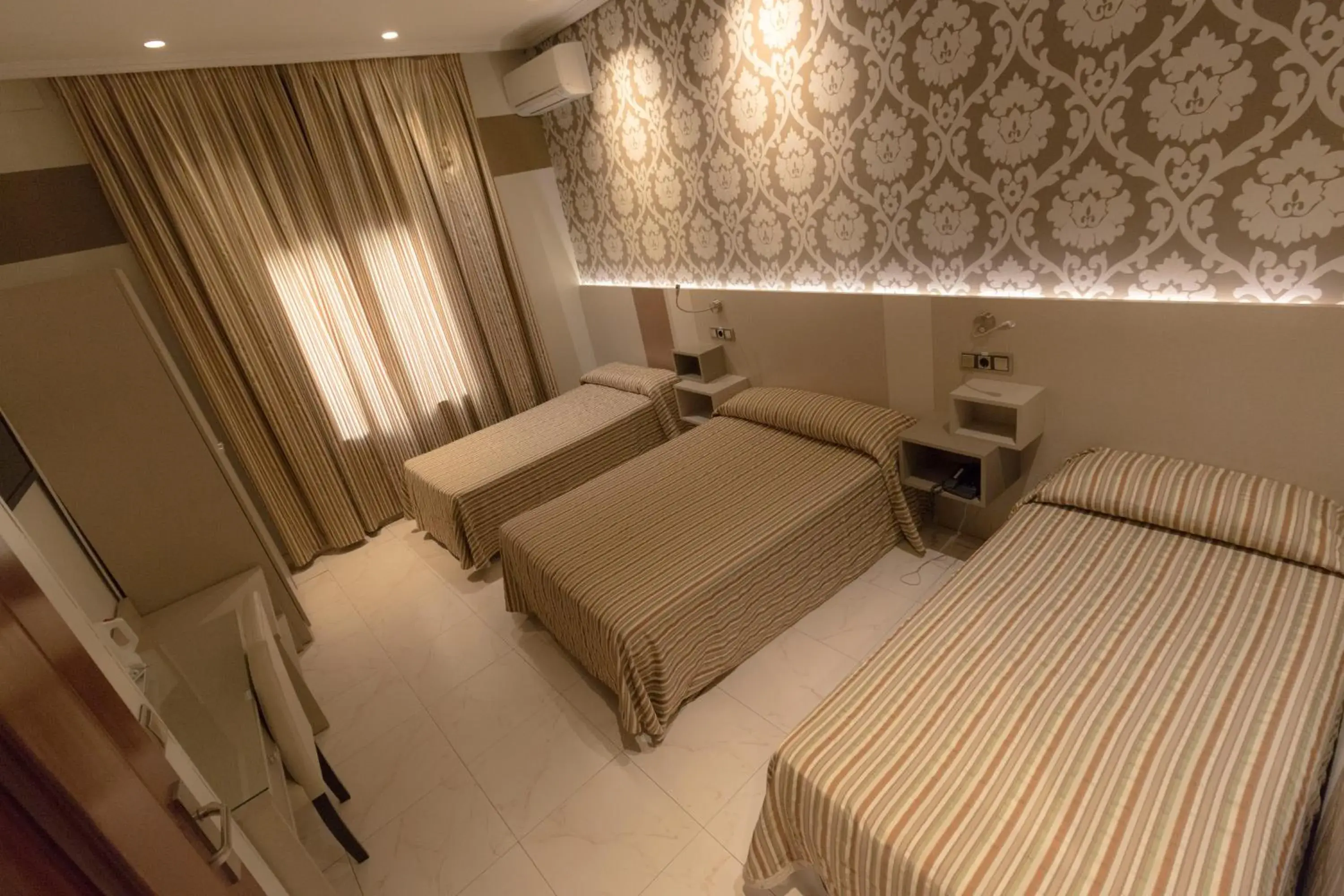 Family Room in Hostal Atocha Almudena Martín Family Room in Hostal Atocha Almudena Martín