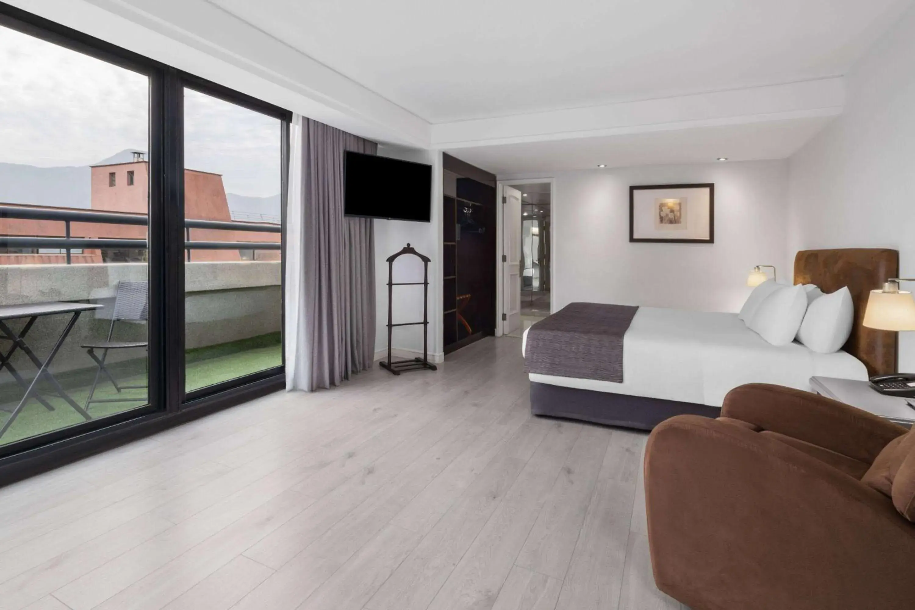 Deluxe King Room in Wyndham Garden Santiago Kennedy Deluxe King Room in Wyndham Garden Santiago Kennedy