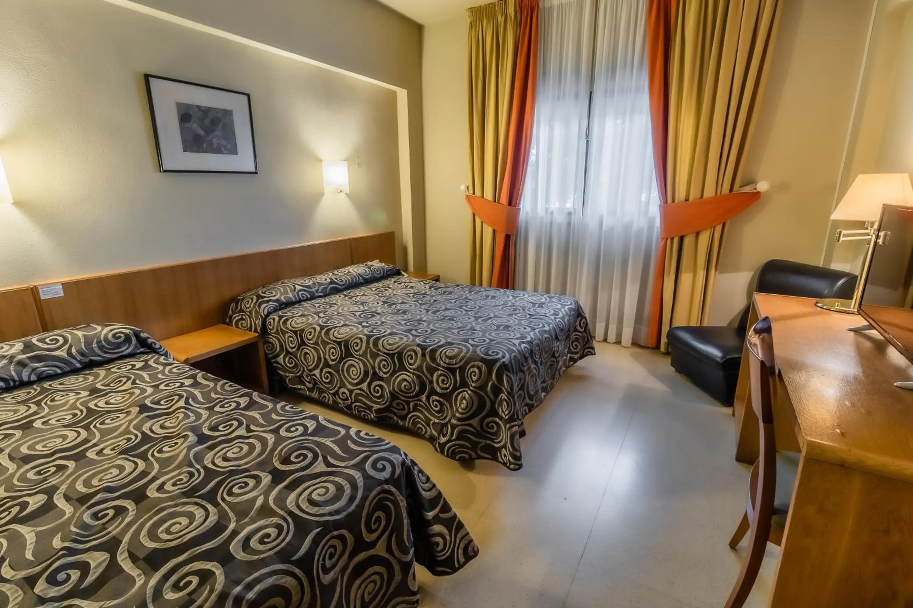 Triple Room in Hotel Alhama Triple Room in Hotel Alhama