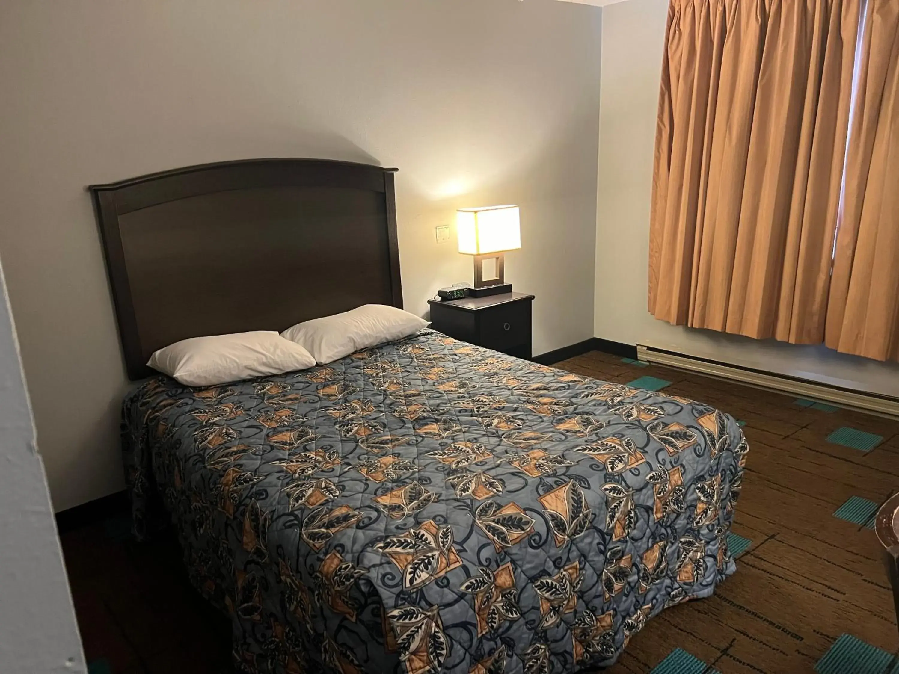 Queen Room in The Ridge Motor Inn Queen Room in The Ridge Motor Inn