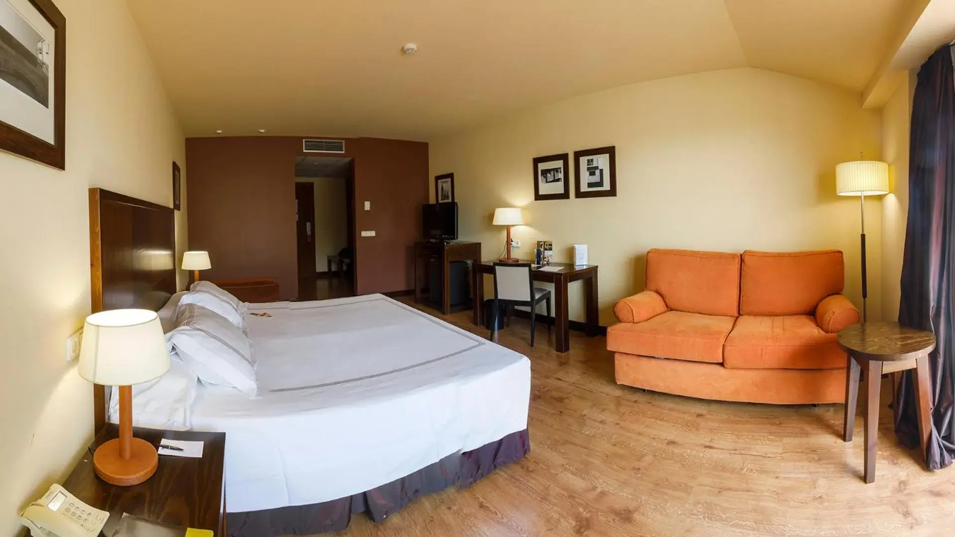 Junior Suite in Gran Hotel Ciudad de Barbastro Junior Suite in Gran Hotel Ciudad de Barbastro