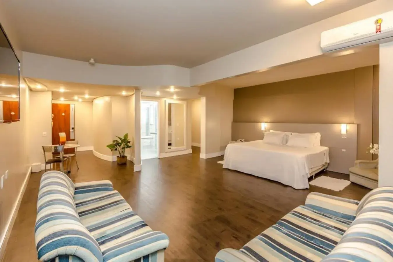 Suite with Hot Tub in Hotel Plaza Camboriú Suite with Hot Tub in Hotel Plaza Camboriú