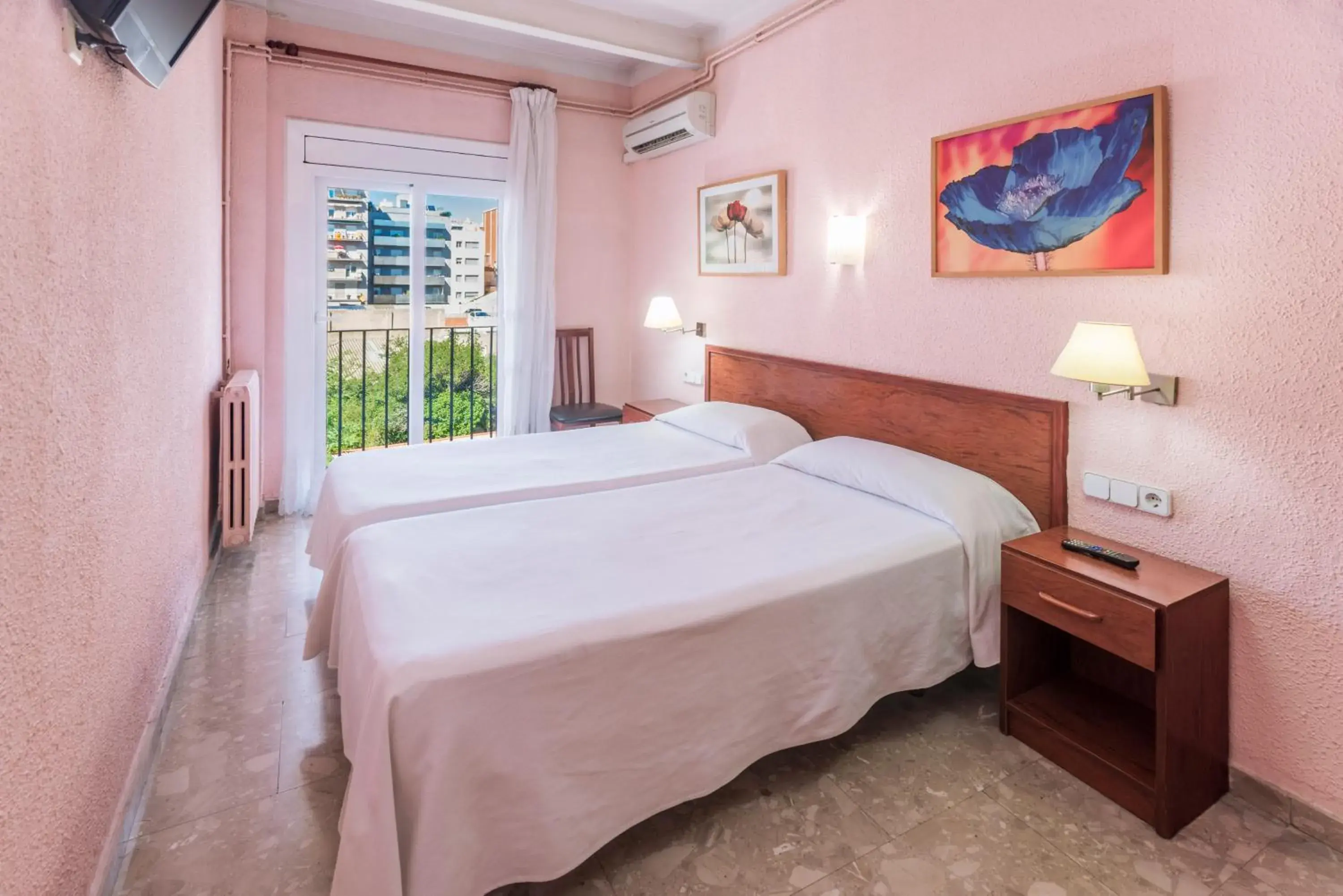 Double or Twin Room with Shared Bathroom in Hostal Solimar Double or Twin Room with Shared Bathroom in Hostal Solimar