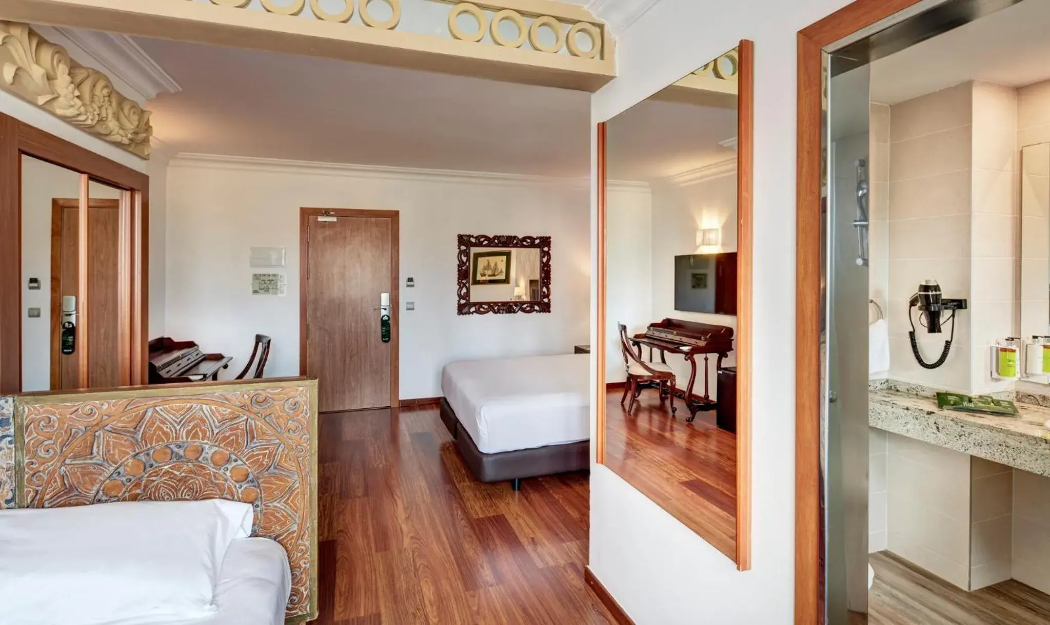 Triple Room with Balcony in Sercotel Hotel President Triple Room with Balcony in Sercotel Hotel President