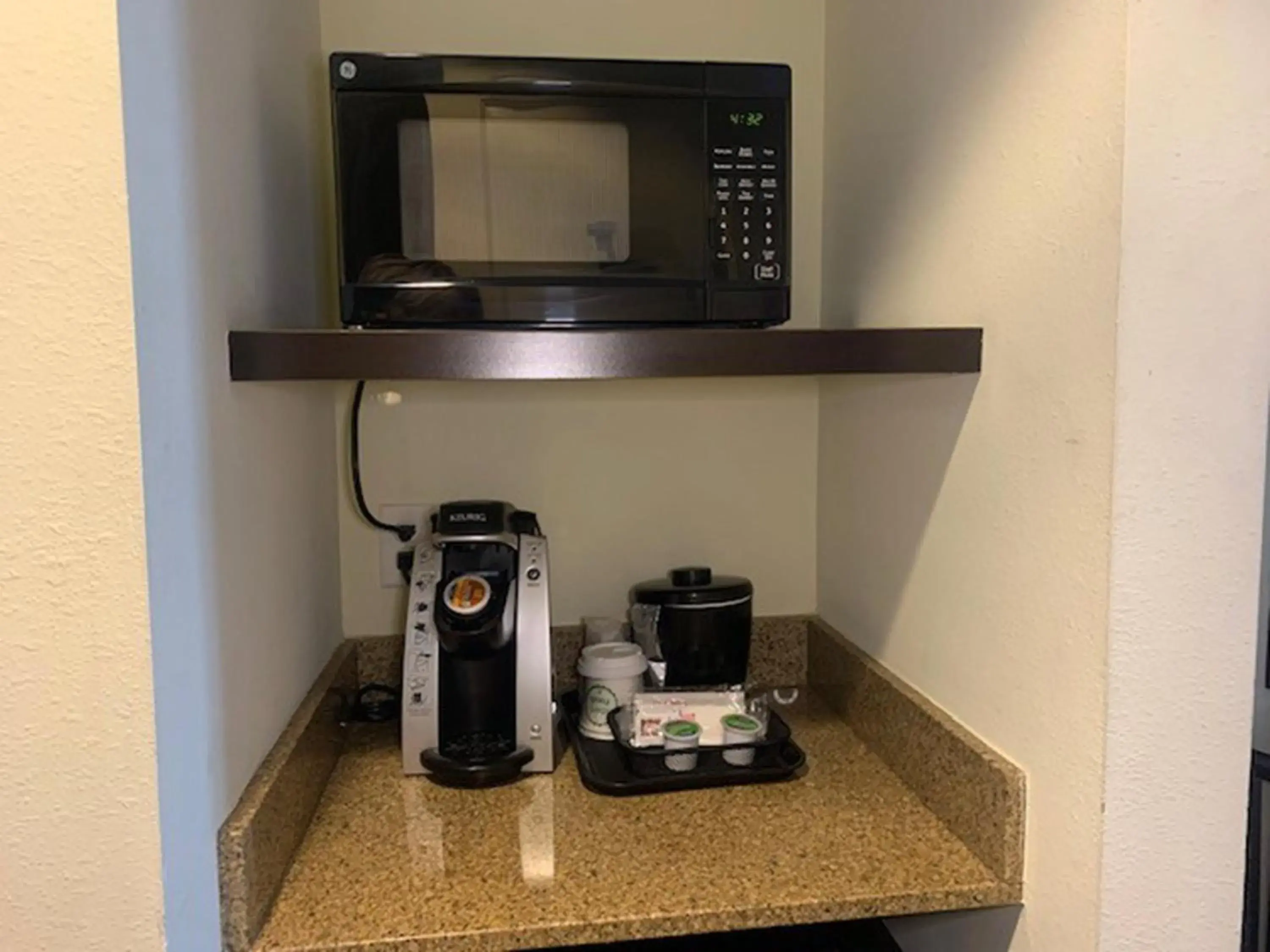 Standard King Room with Mobility Accessible Tub in Holiday Inn Saint Louis-Fairview Heights by IHG Standard King Room with Mobility Accessible Tub in Holiday Inn Saint Louis-Fairview Heights by IHG